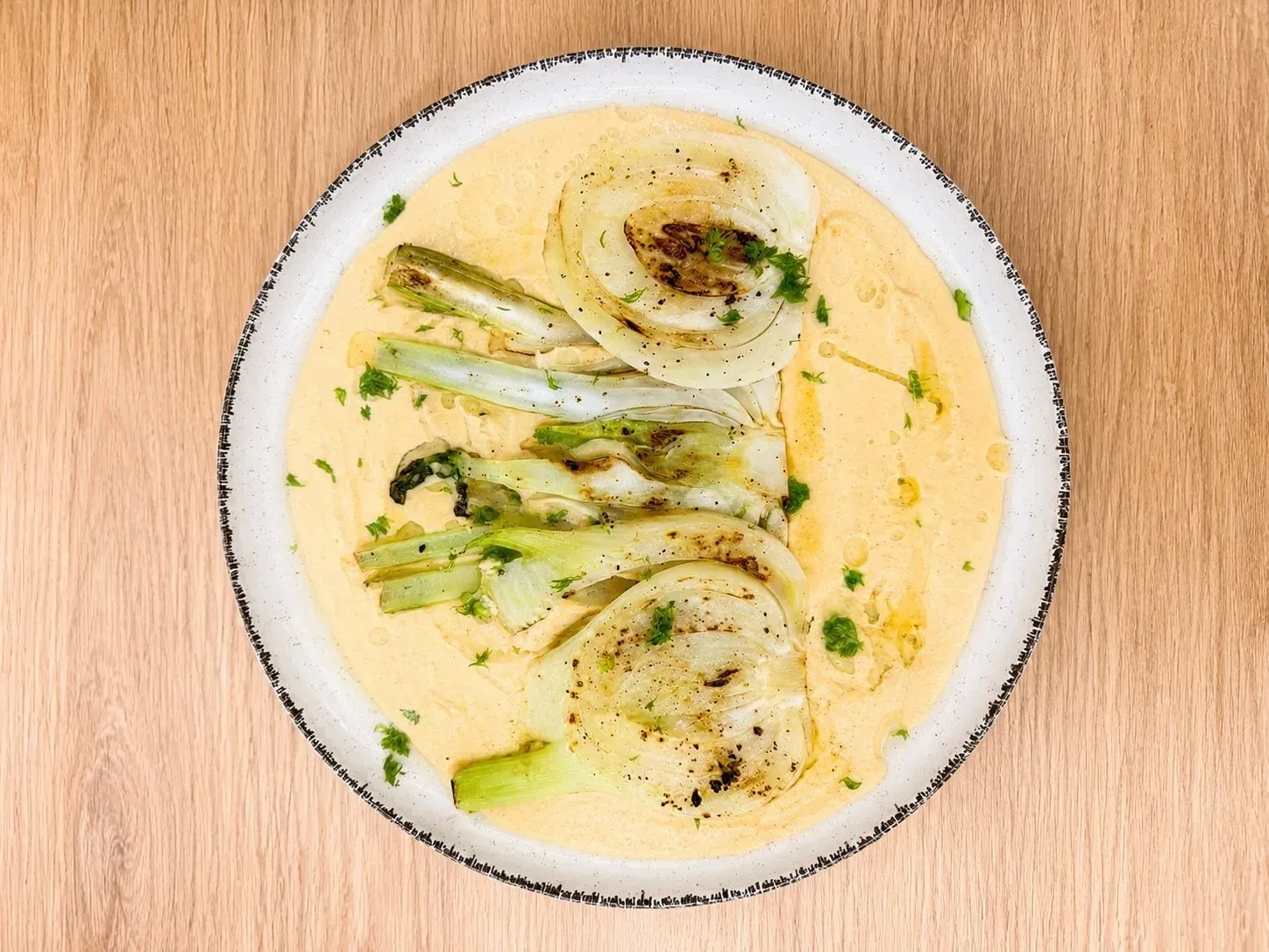 grillezett édeskömény hummuszon