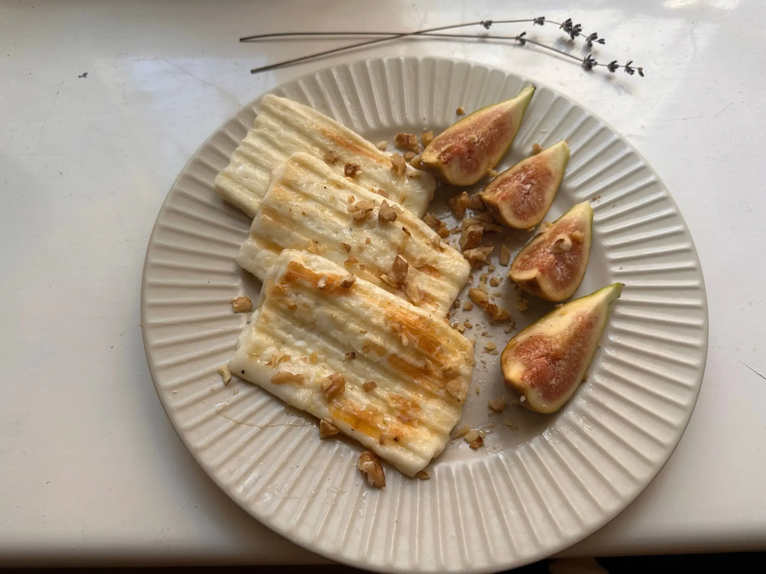 grillezett halloumi sajt meleg fügével és dióval
