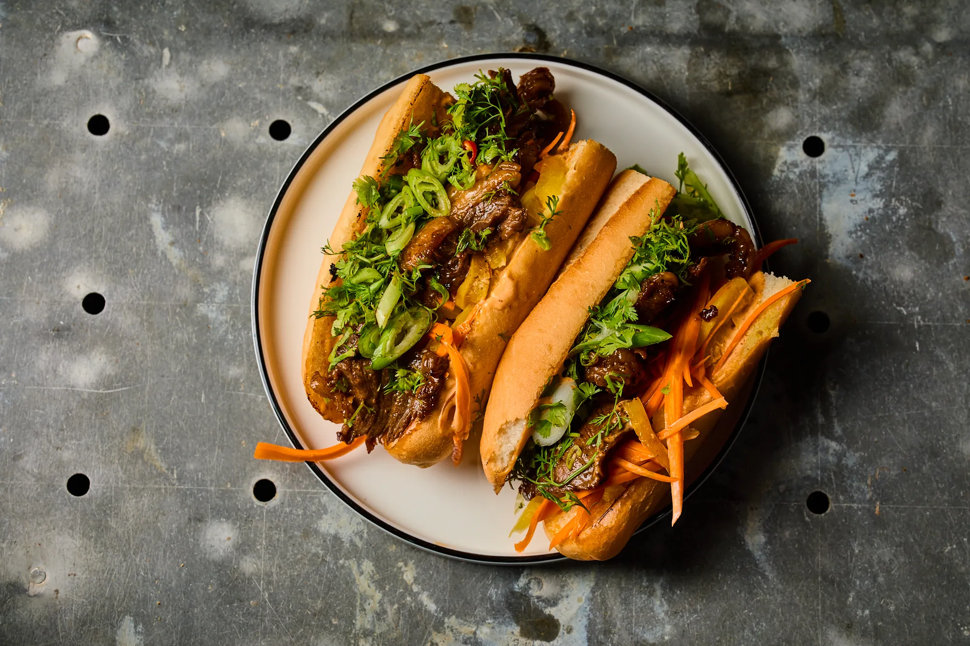 Grillezett marhás banh mi szendvics