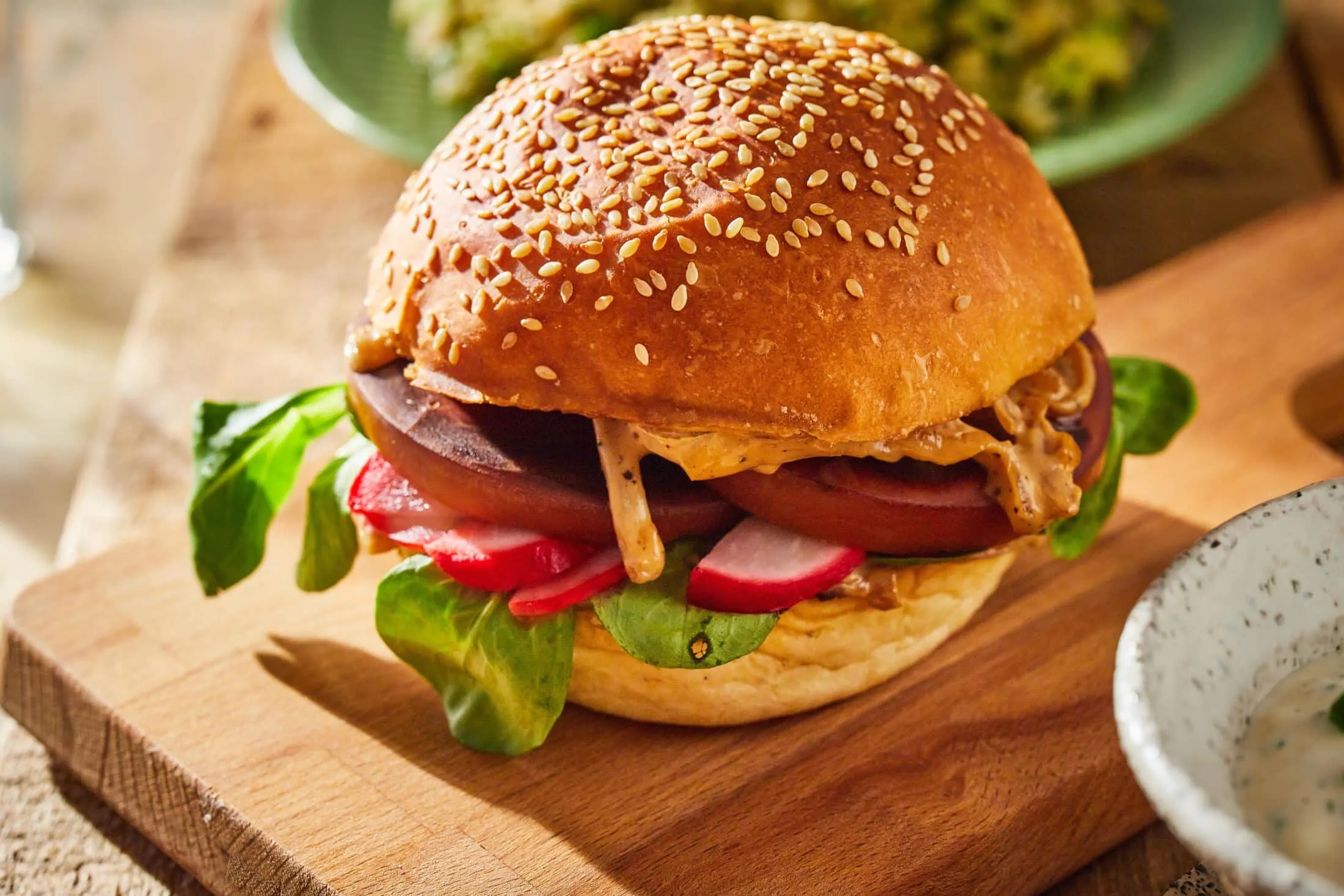 grillsajtos-burger-savanyitott-retekkel
