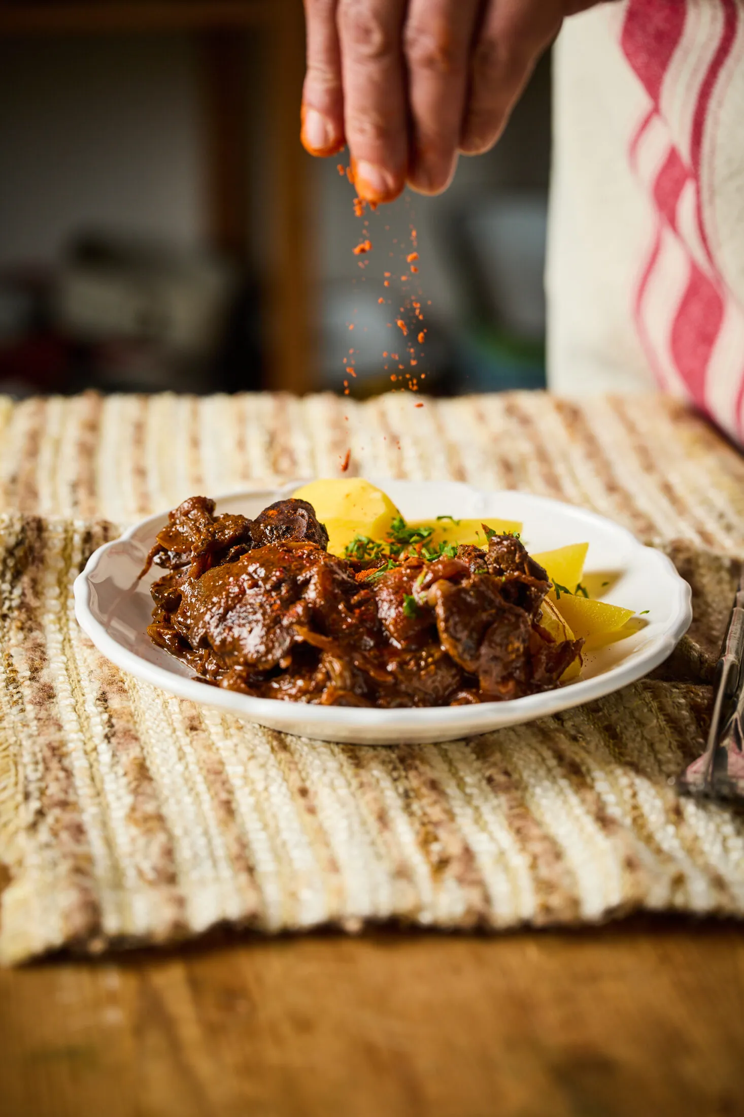 Hagymás szaftos csirkemáj tányéron burgonyával