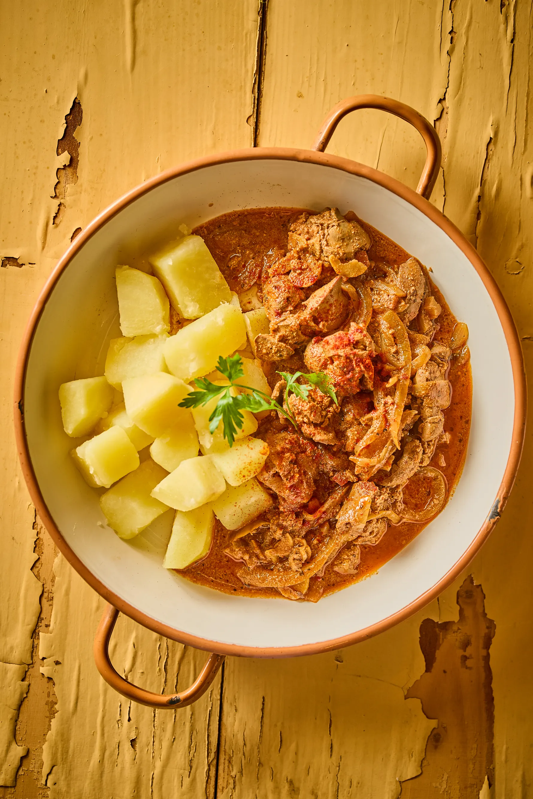 Hagymás szaftos csirkemáj főtt krumplival tálalva