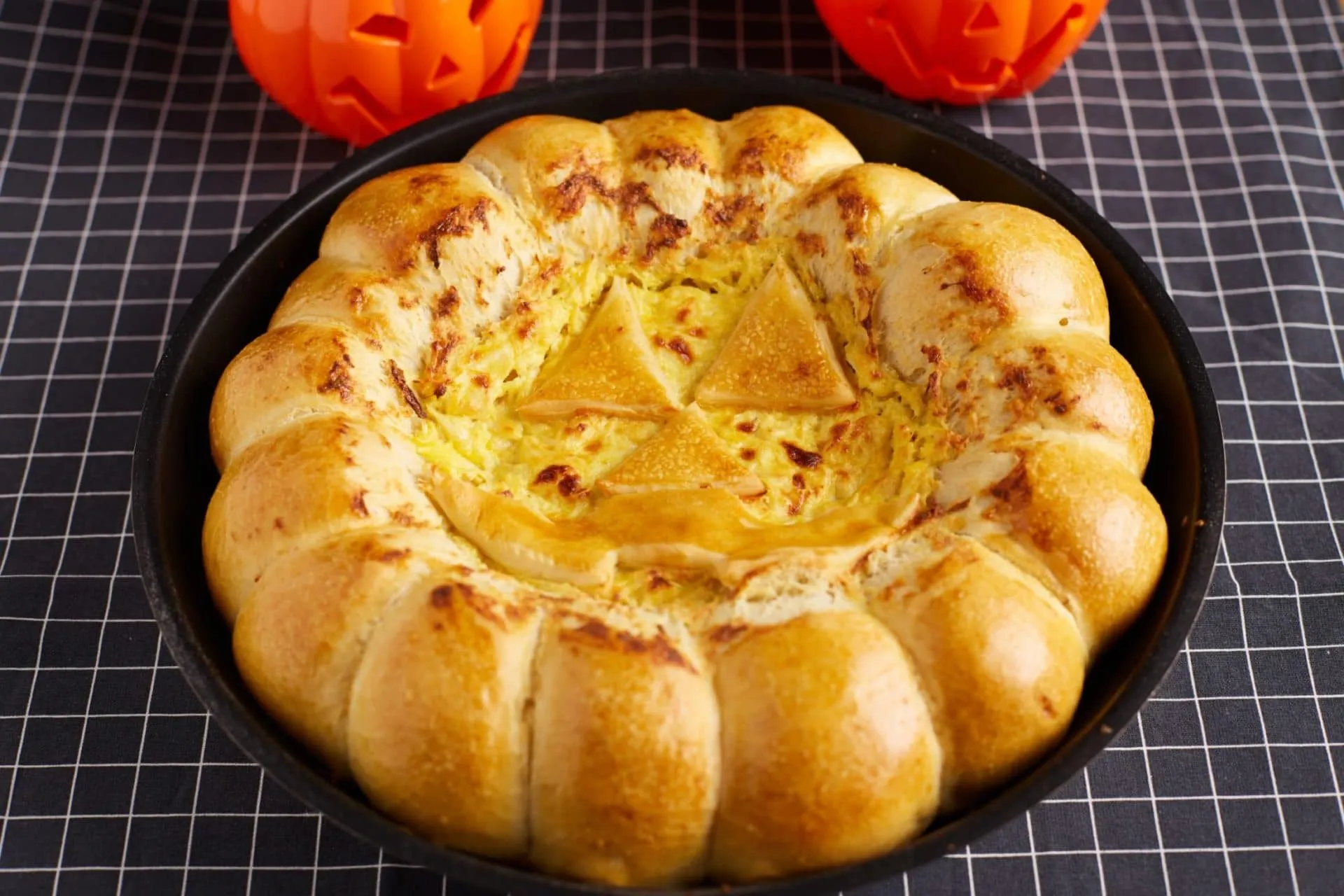 Halloweeni csirkés-sajtos partifalat (Fotó: Street Kitchen)