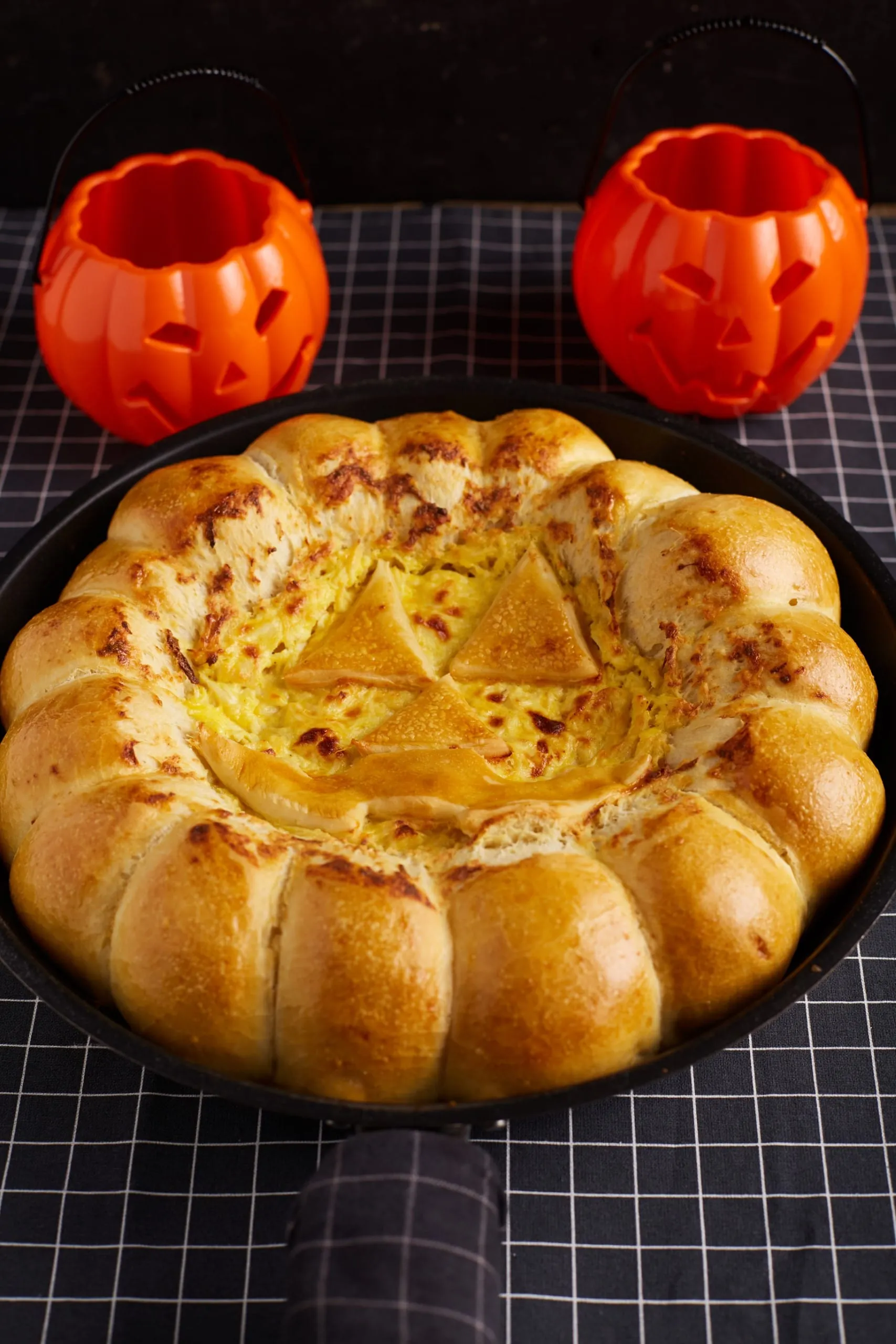 Halloweeni csirkés-sajtos partifalat