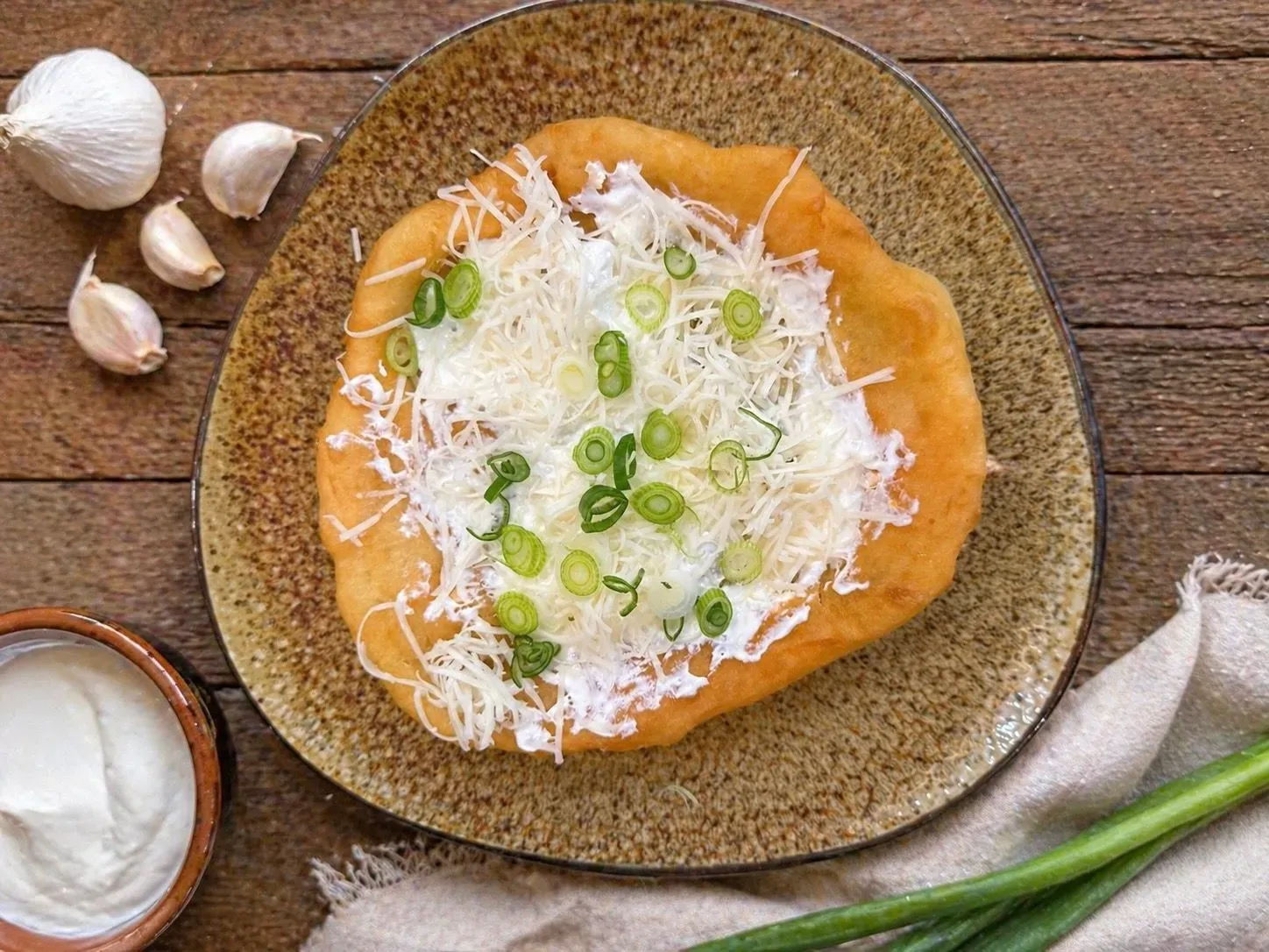 házi lángos tejföllel és sajttal