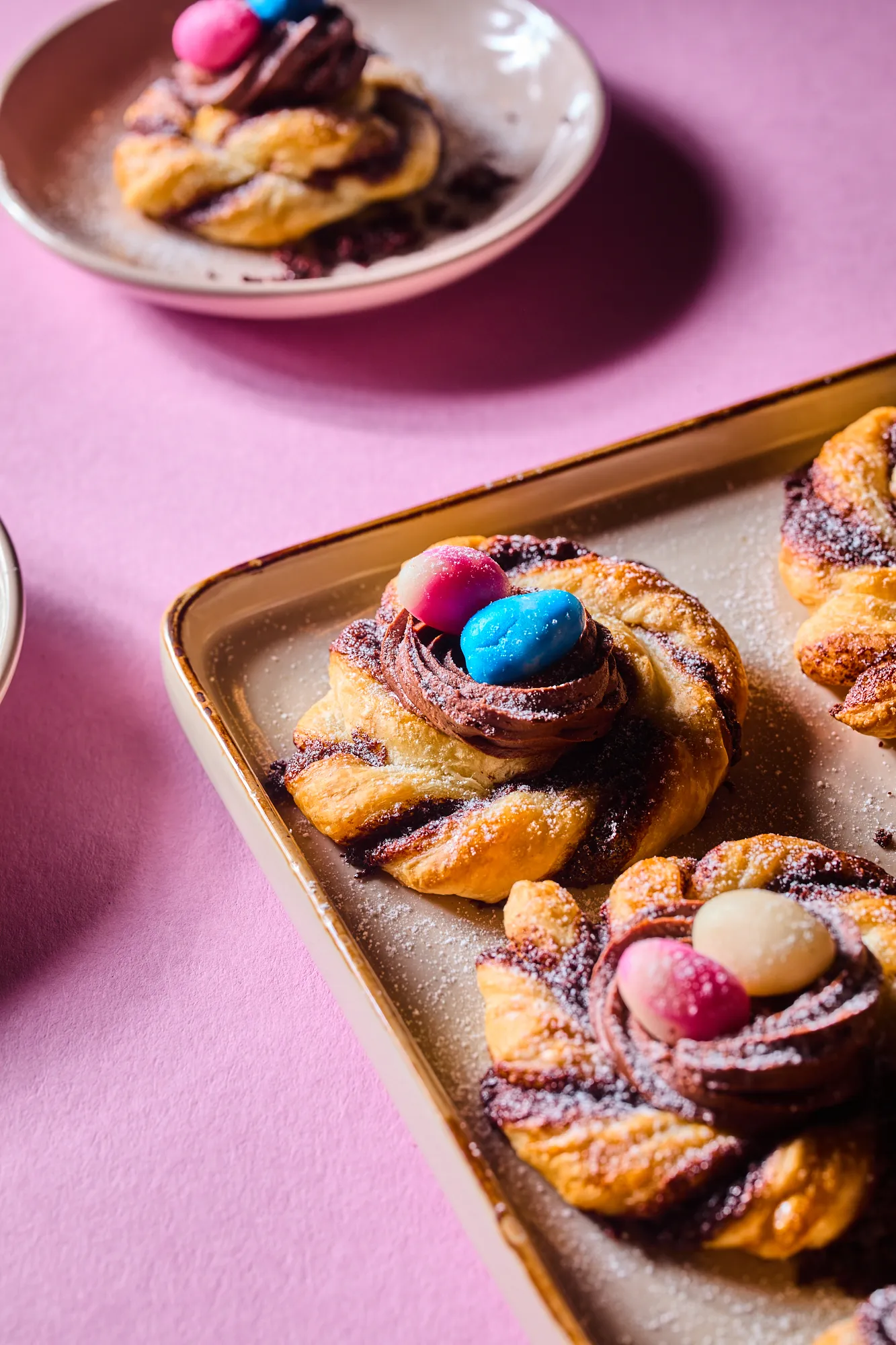 Húsvéti csokis csavart kosárkák marcipántojáskával