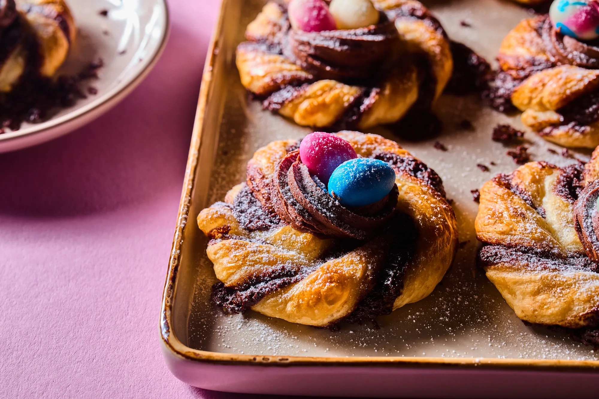 Húsvéti csokis csavart kosárkák színes marcipántojással