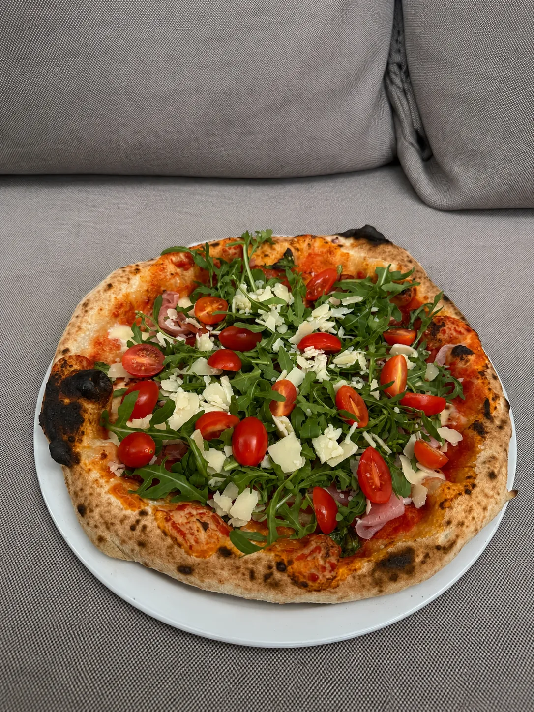 nápolyi stílusú prosciutto crudo pizza