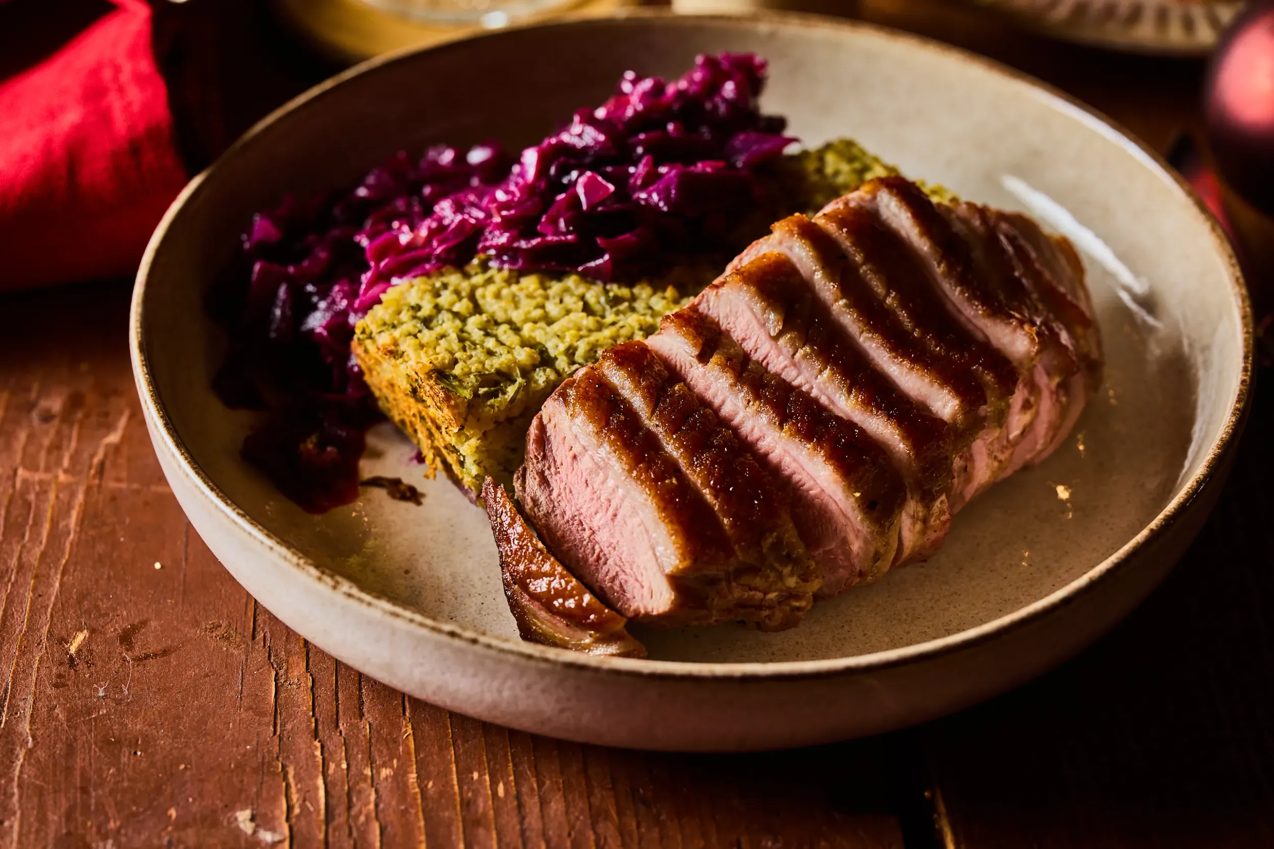 Kacsamell párolt almás lila káposztával, sajtos kölesfelfújttal