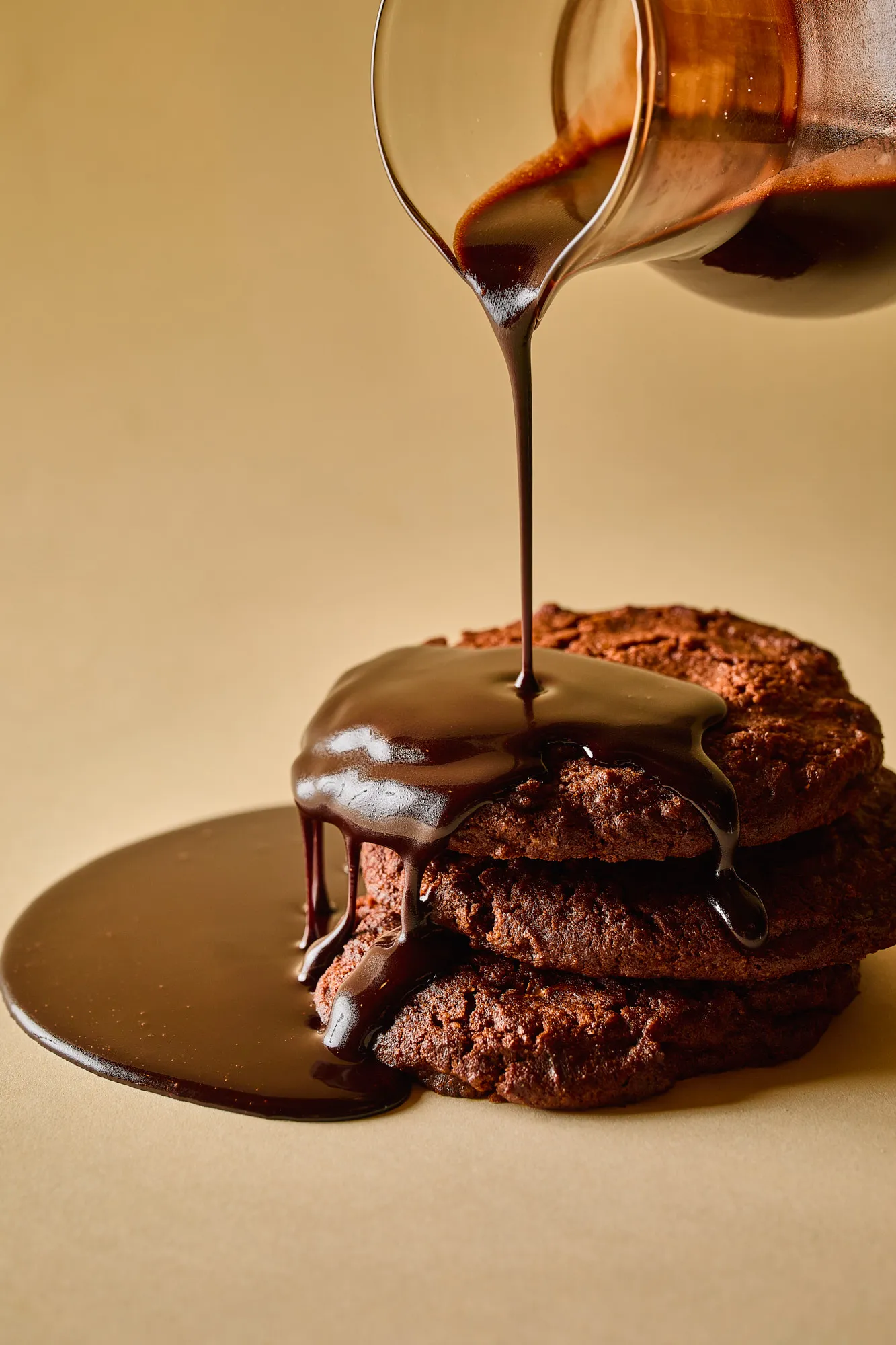 Kakaóporból csokimáz készült, amivel le lett öntve a csokis keksz