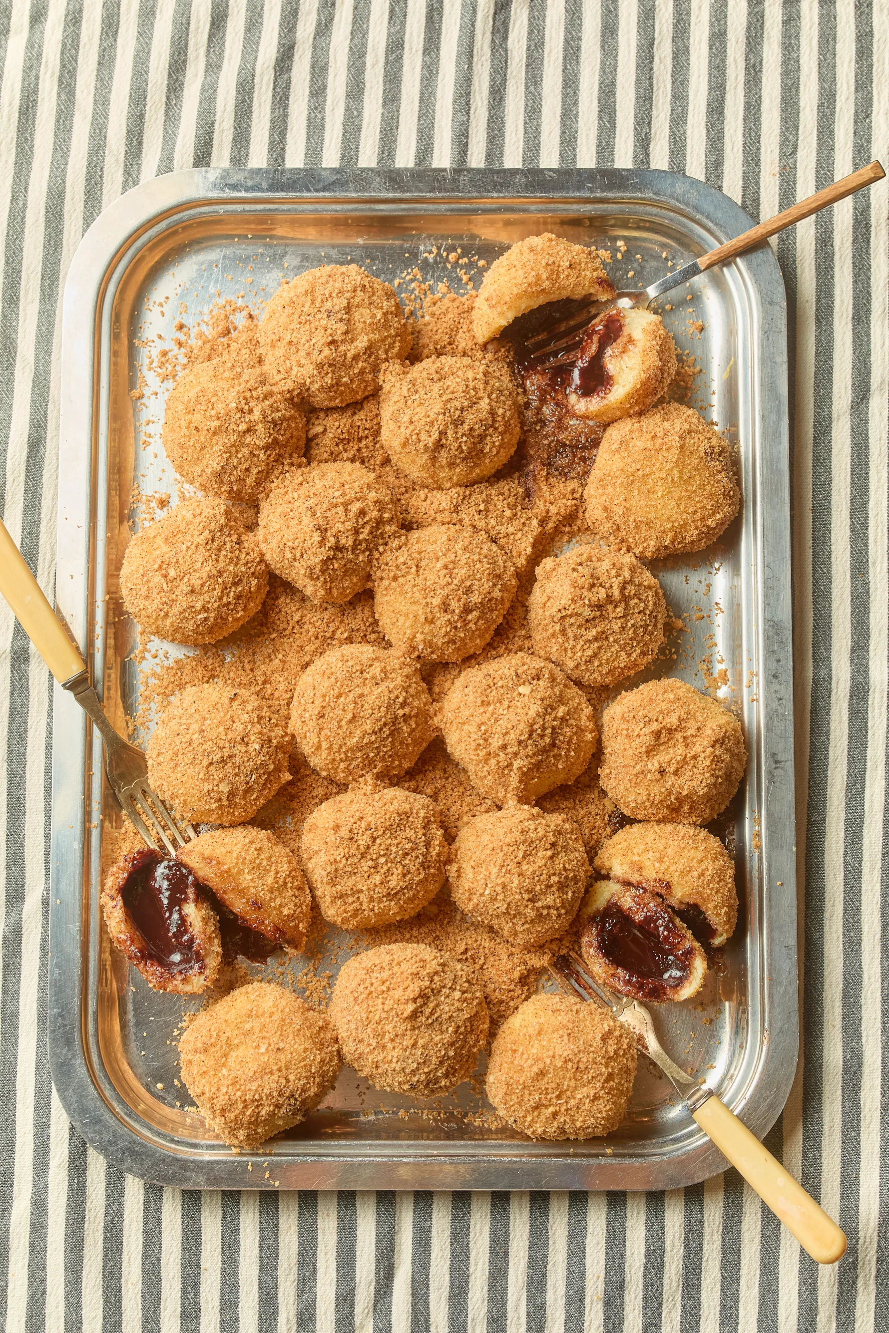 Kakaós gombóc tálcán