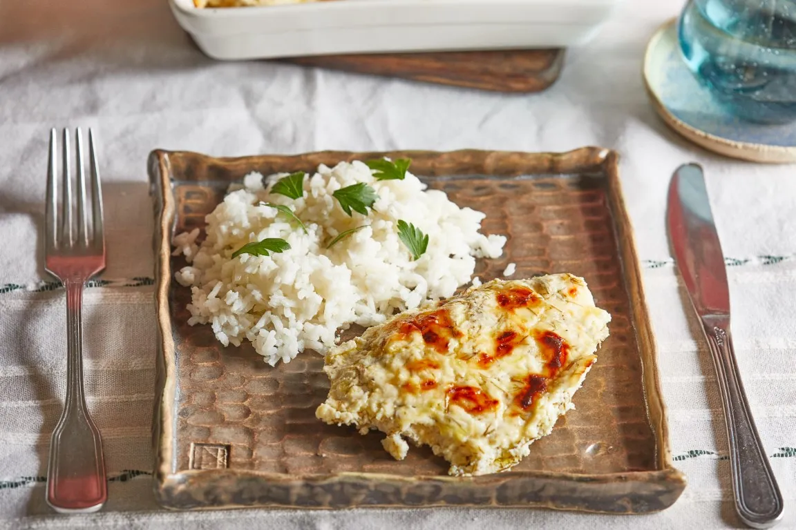 kapros tejfölös csirke tálalása