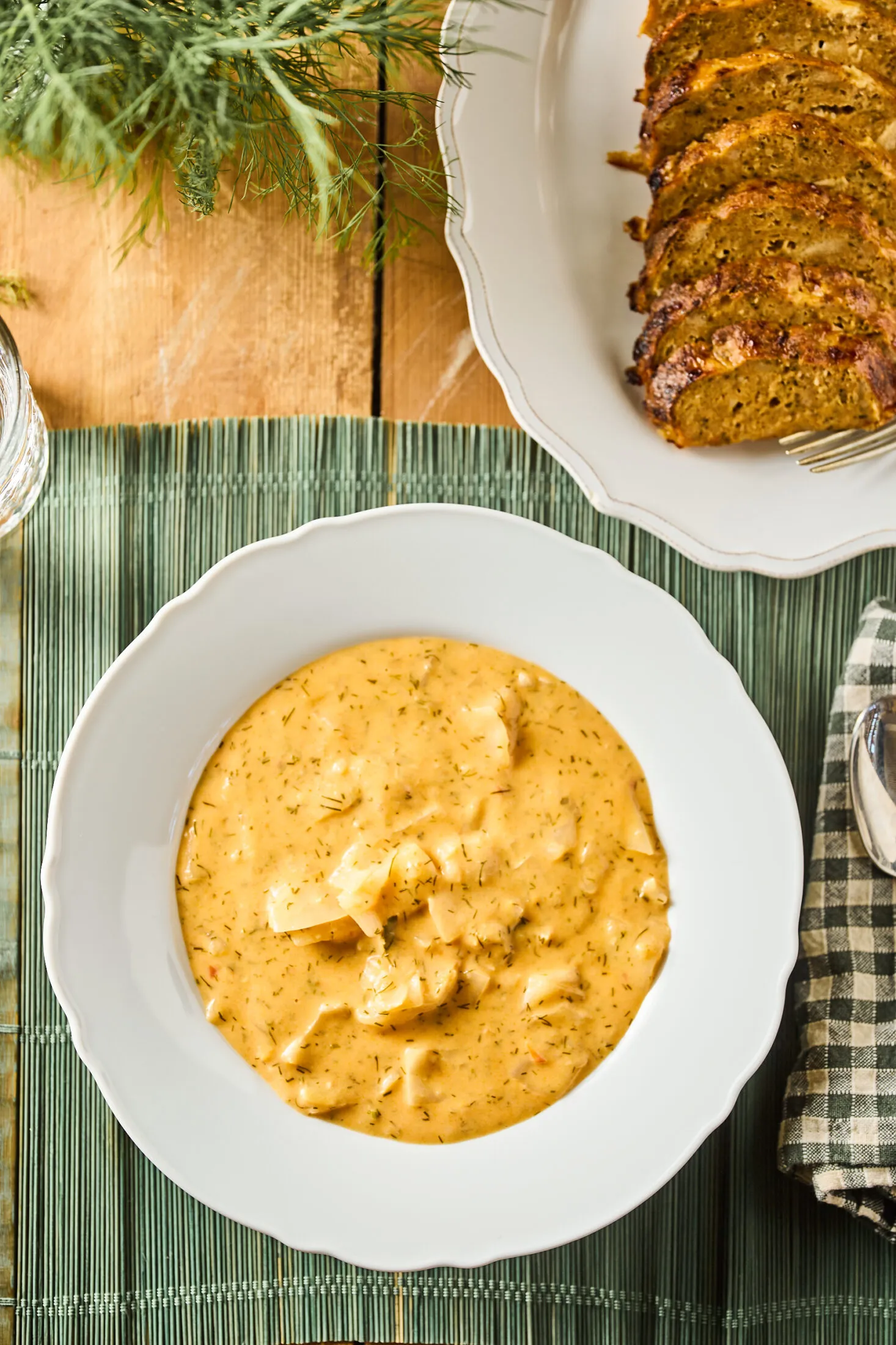 Kapros-tejfölös káposztafőzelék tányérban