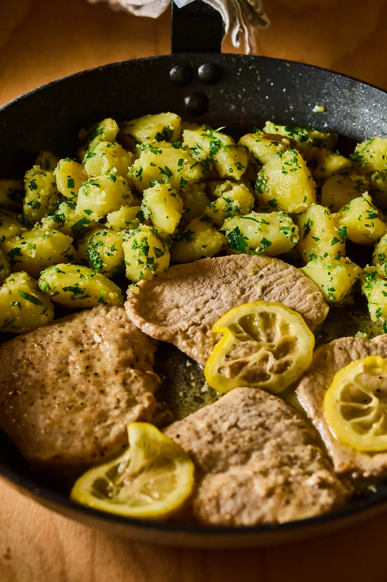 Citromos karaj petrezselymes burgonyával serpenyőben