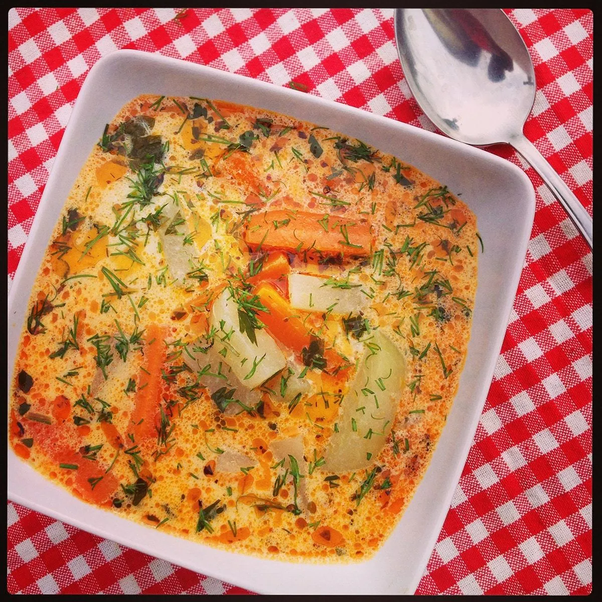 Tejfölös karalábéleves