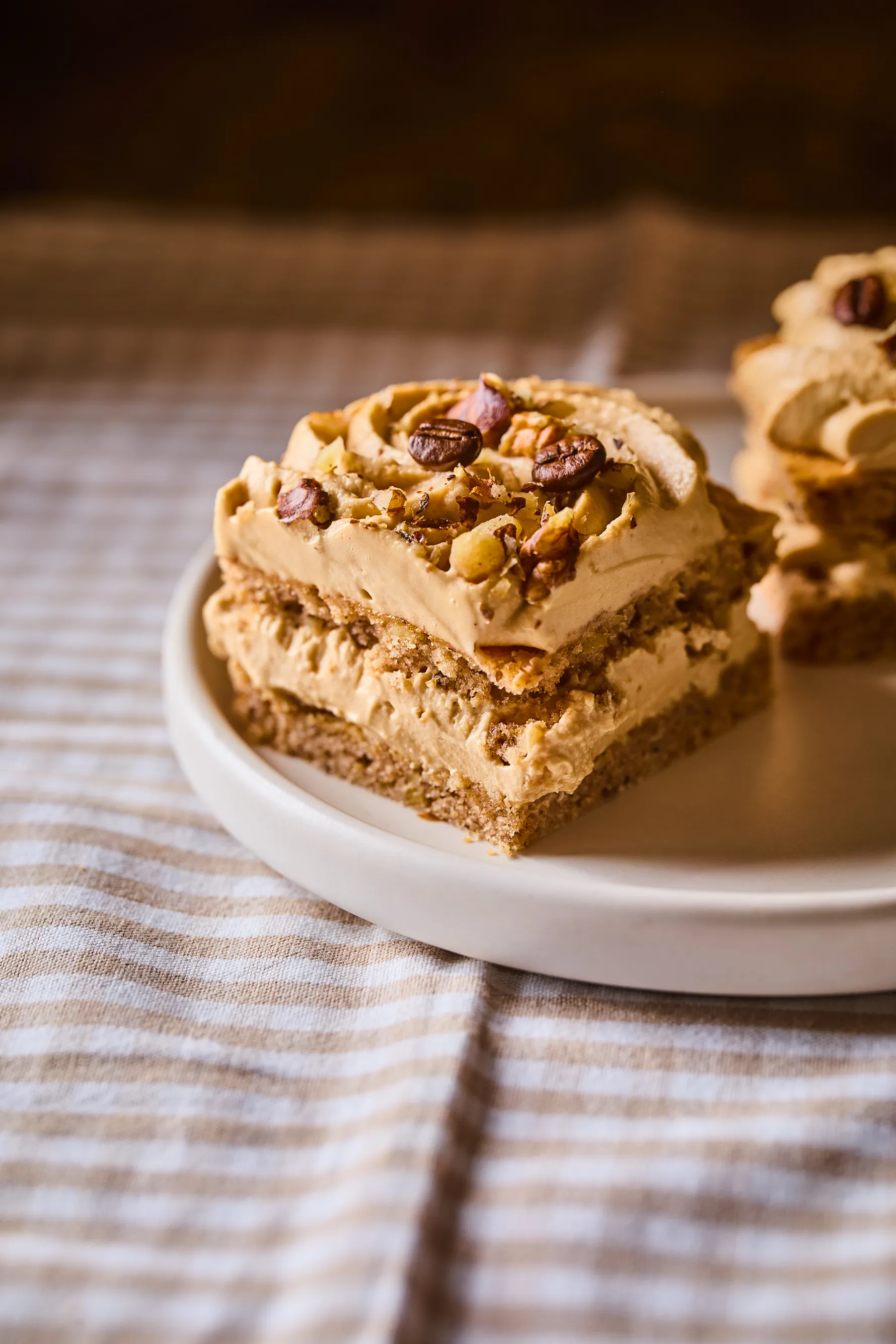 Kávékrémes-diós szelet tányéron