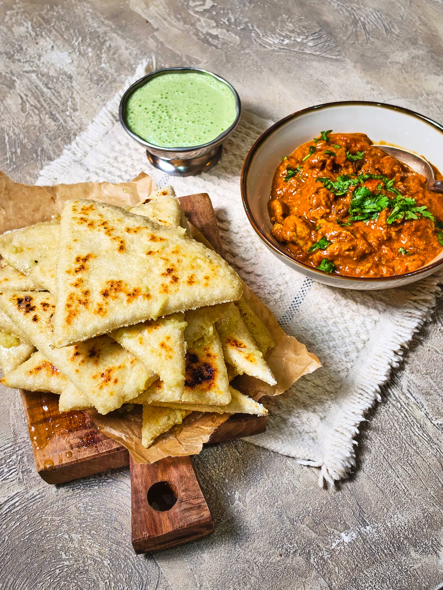 Csirkés-mazsolás curry kókuszos lepénnyel