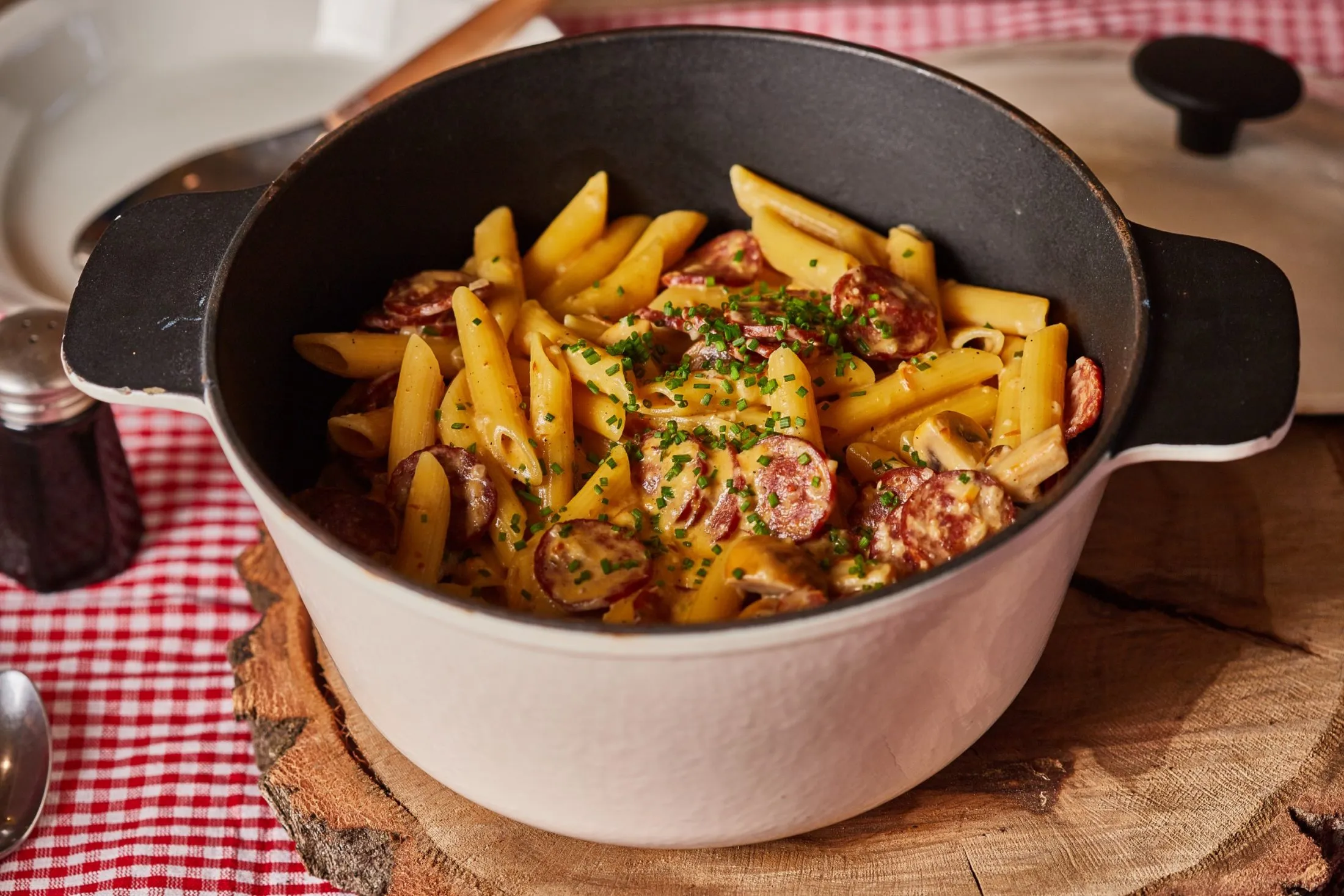 kolbászos-gombás-tejszínes egylábasos penne