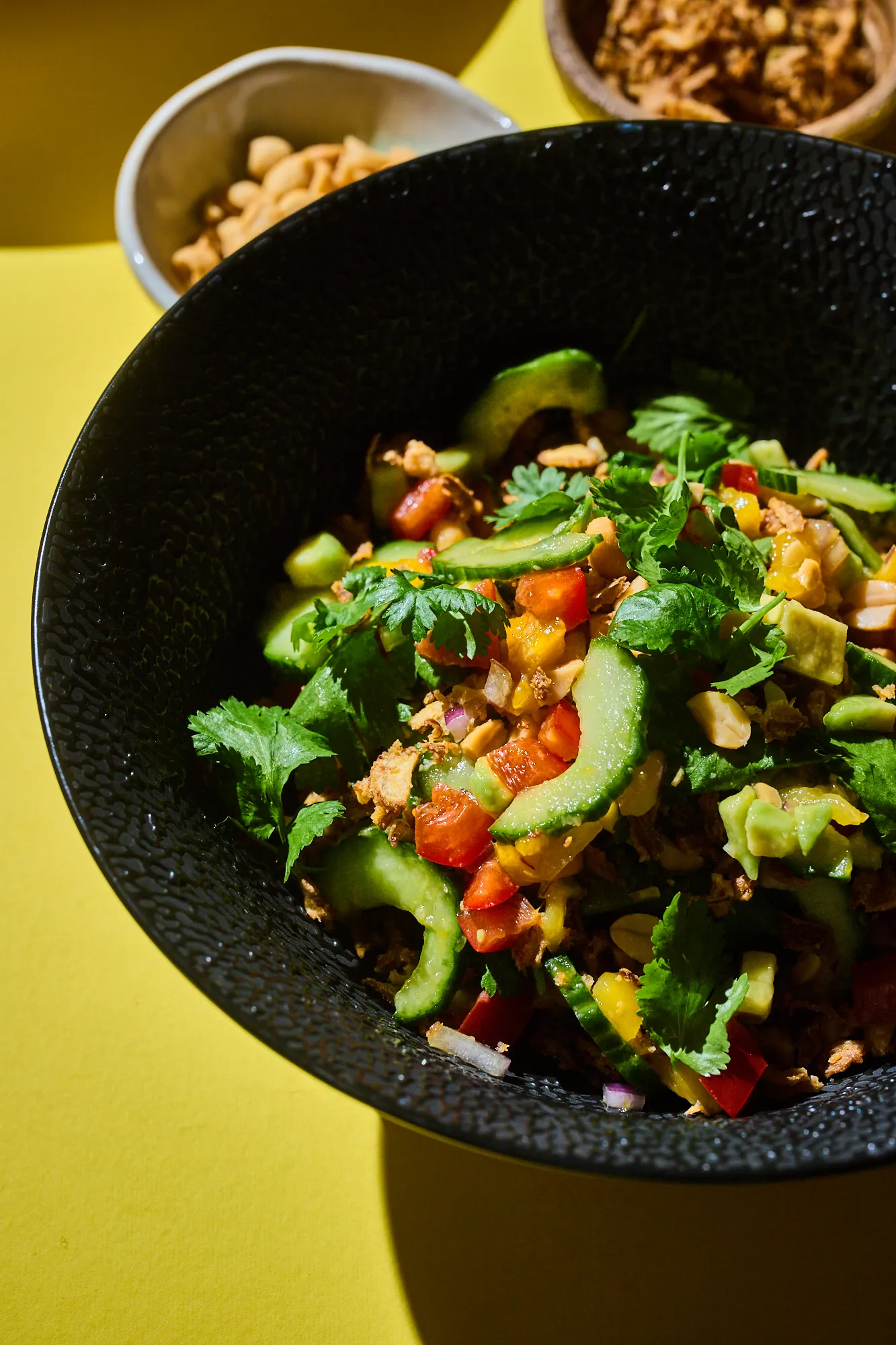 Korianderes-mangós saláta uborkával és lila hagymával