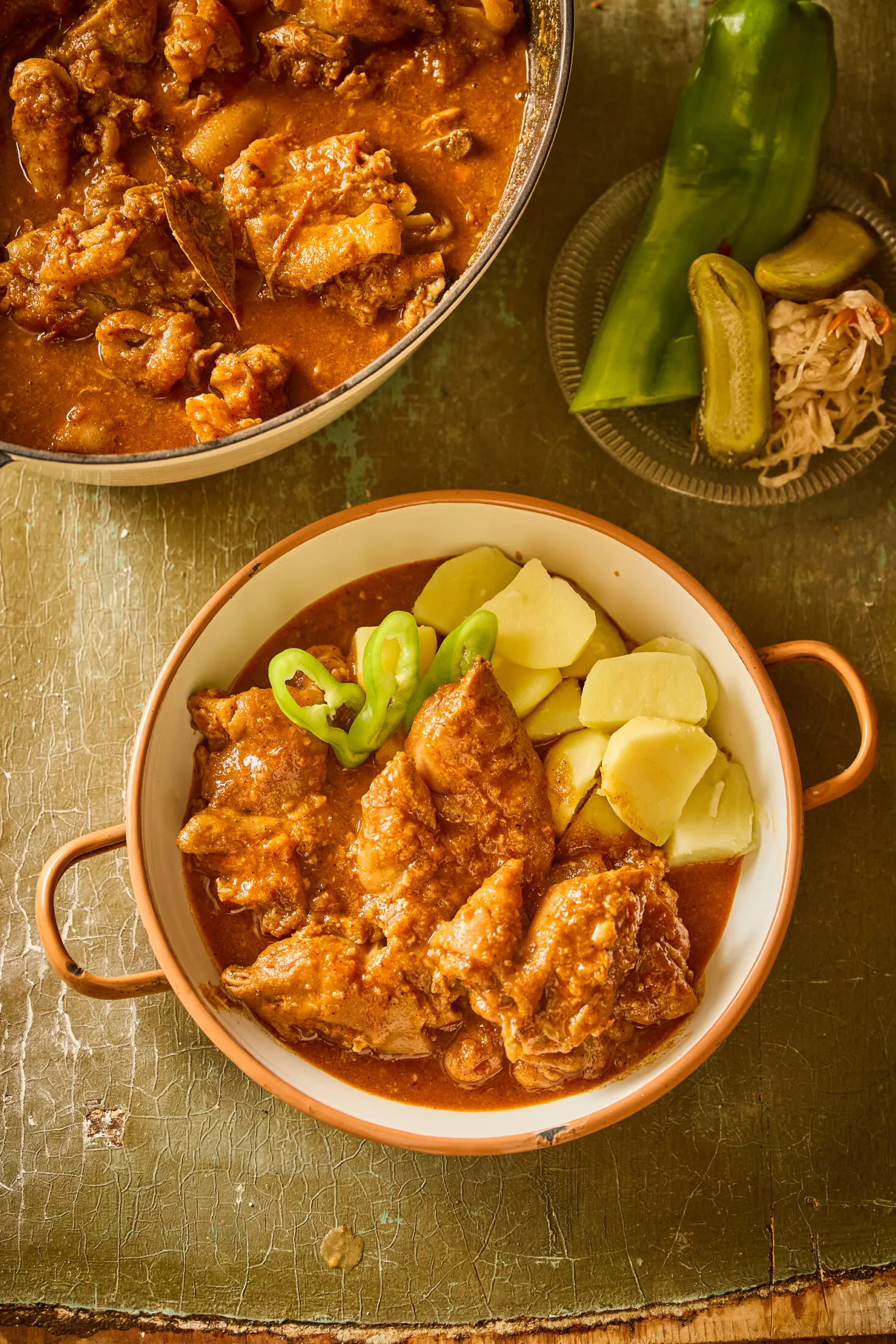 Körömpörkölt tányéron savanyúsággal