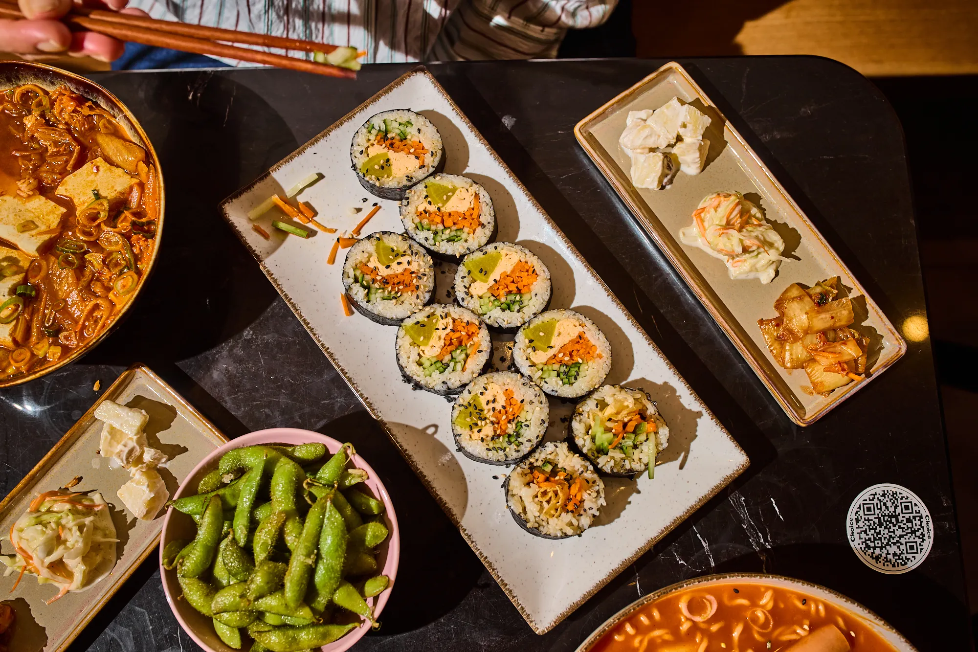 A sushira hasonlító kimbap is található a Koryo Bistro étlapján