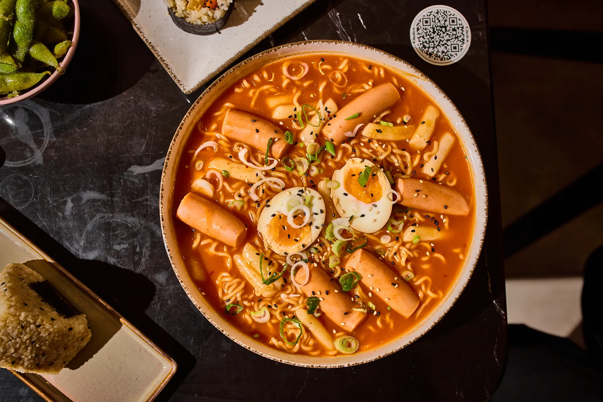 Virslivel és tésztával készült csípős koreai étel a Koryo Bistro kínálatából