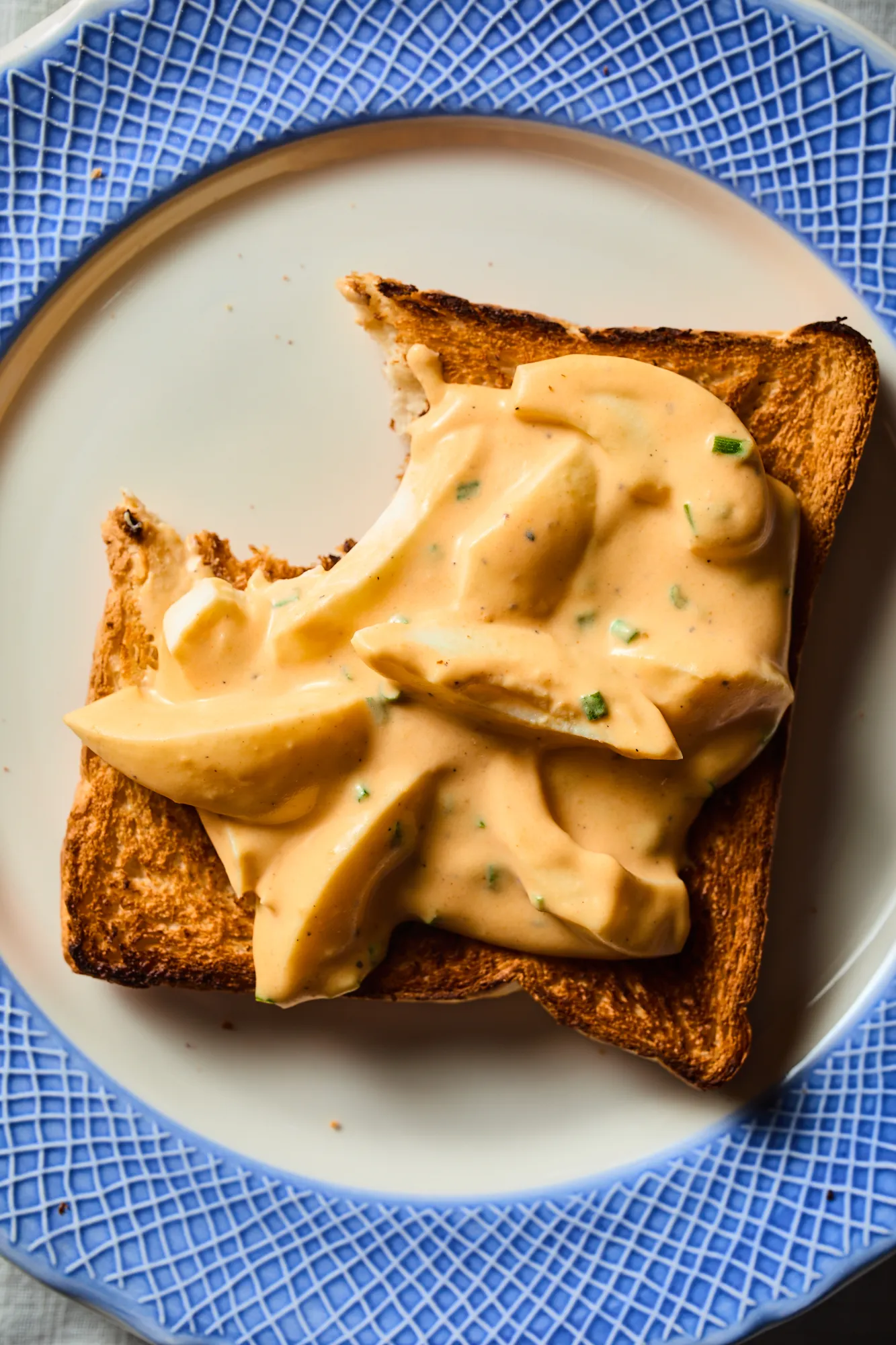 Krémes tojássaláta egyszerűen pirítósra kenve