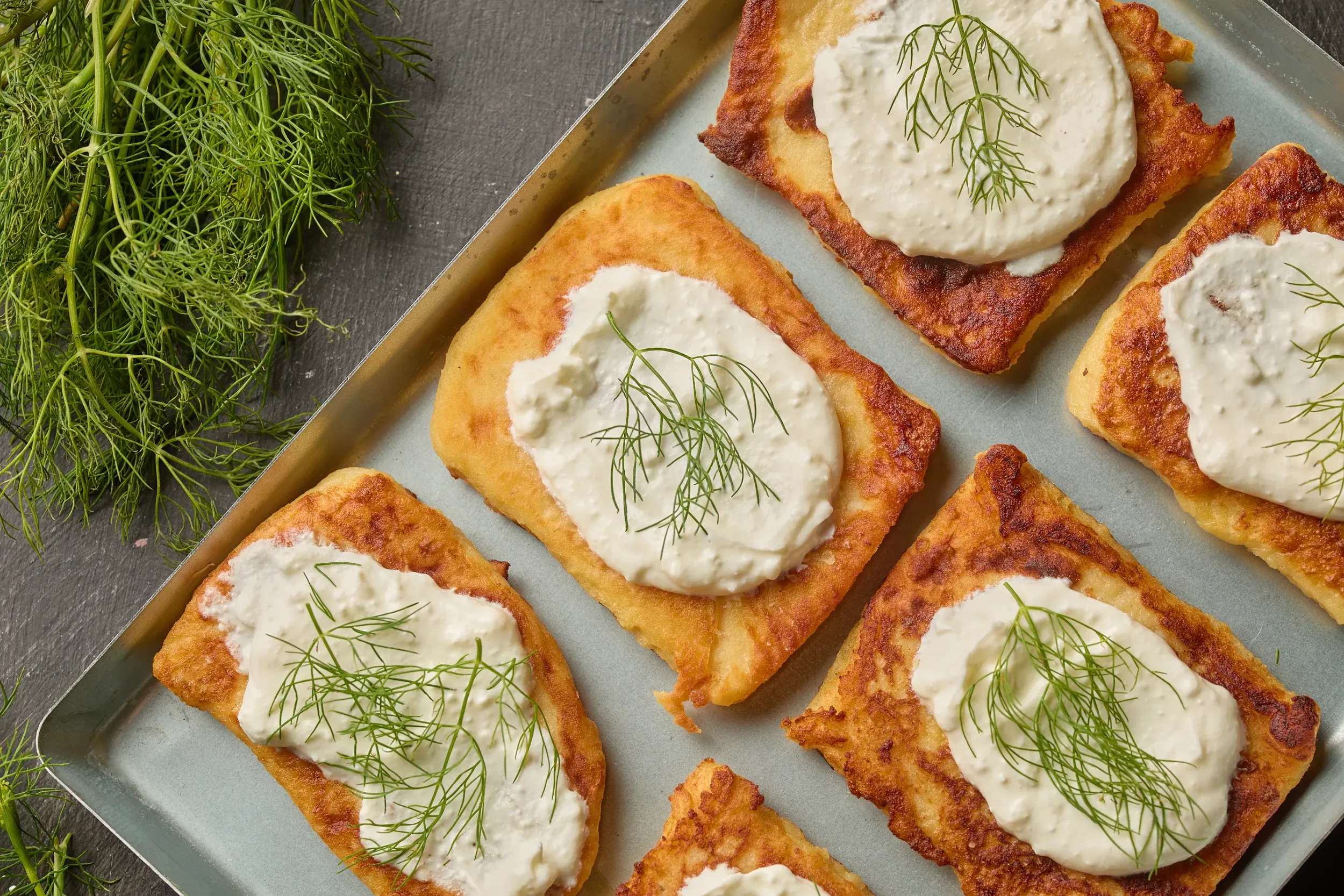 Krumplis lapótya tejföllel, kaporral