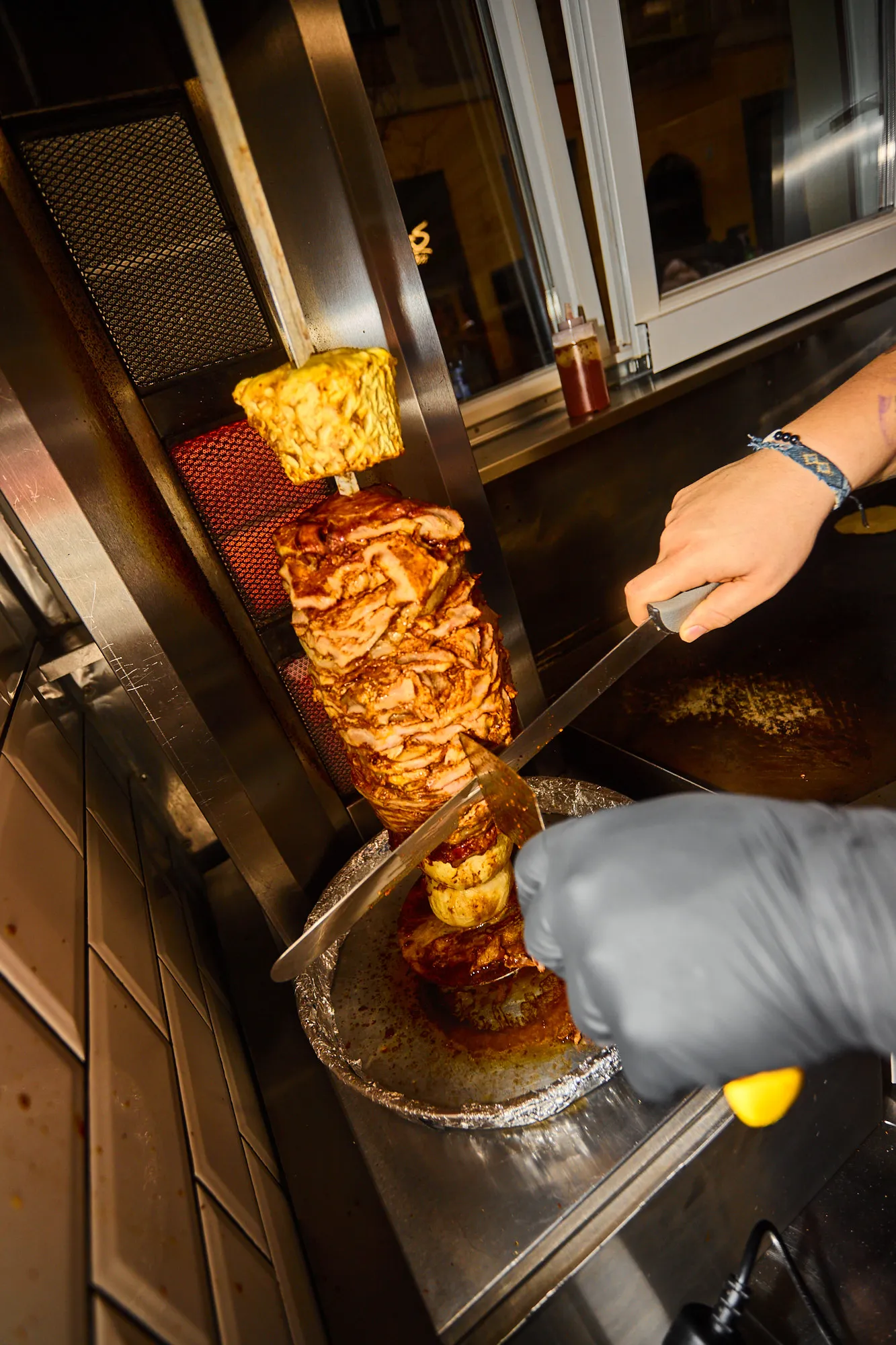 Az al pastor nyársa a La Chiquita Taquería konyháján
