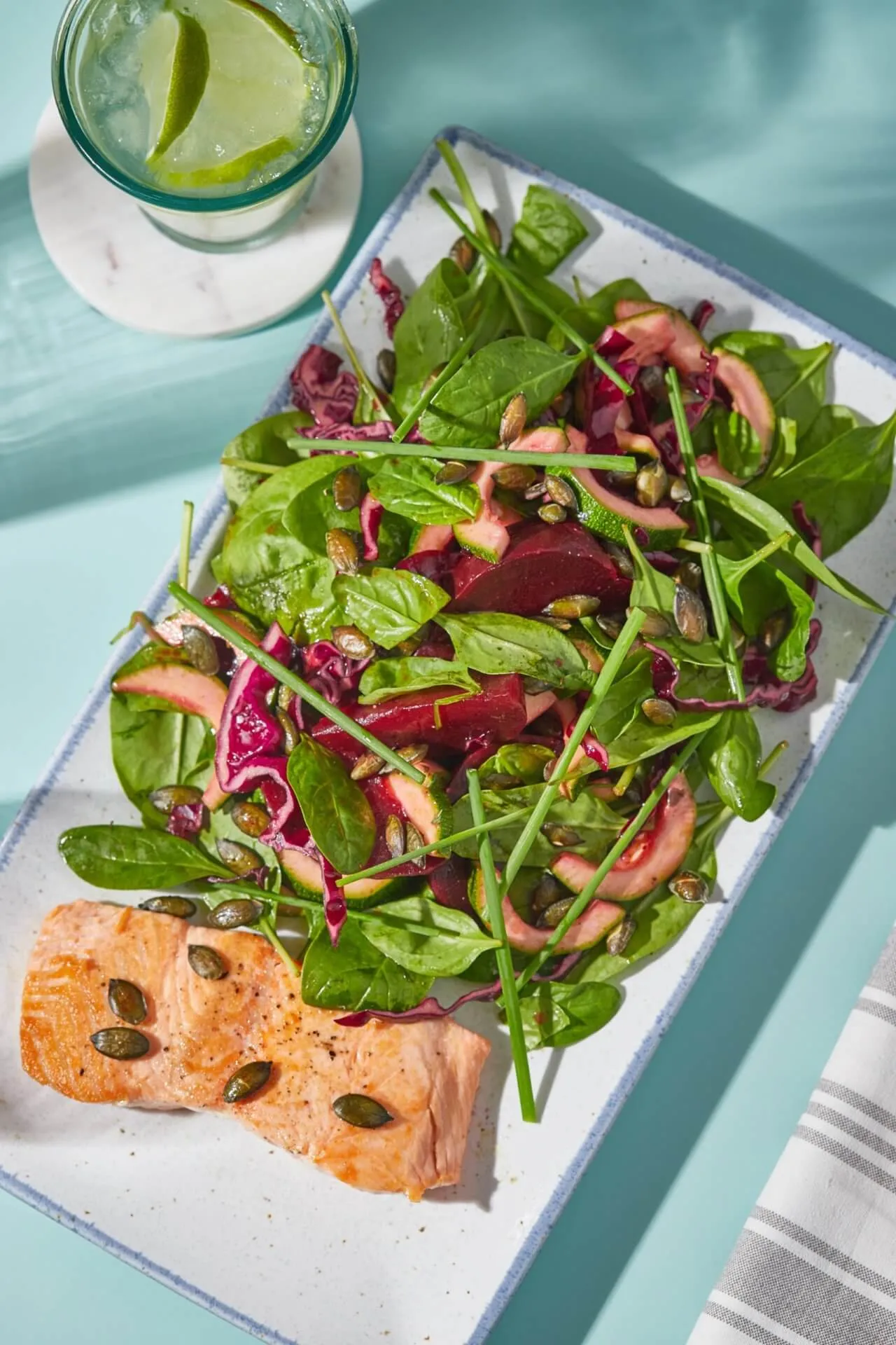 Lazac céklás-tökmagos salátával