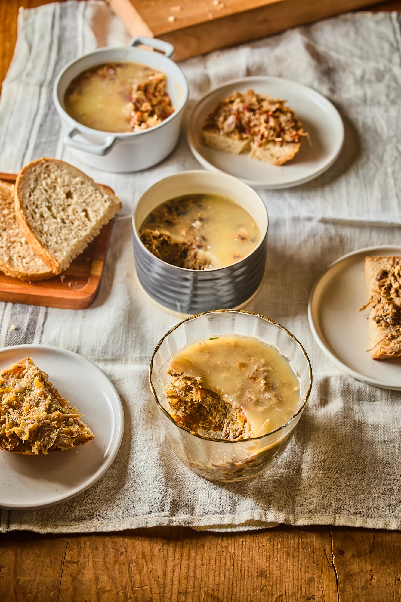 Libacombrilette háromféle ízben asztalon, kenyérrel