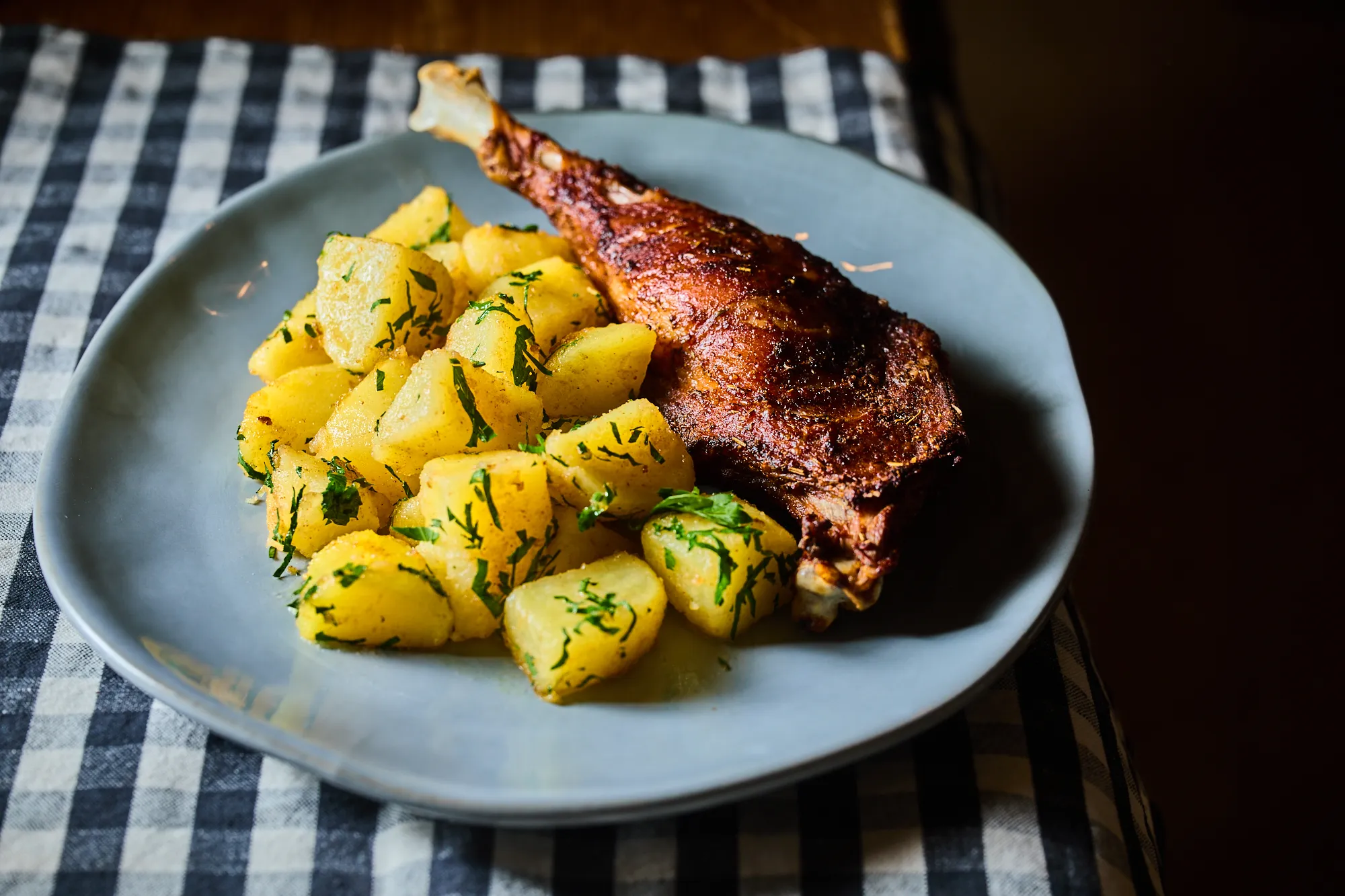 Libacomb sütése air fryerben petrezselymes krumplival, tányéron