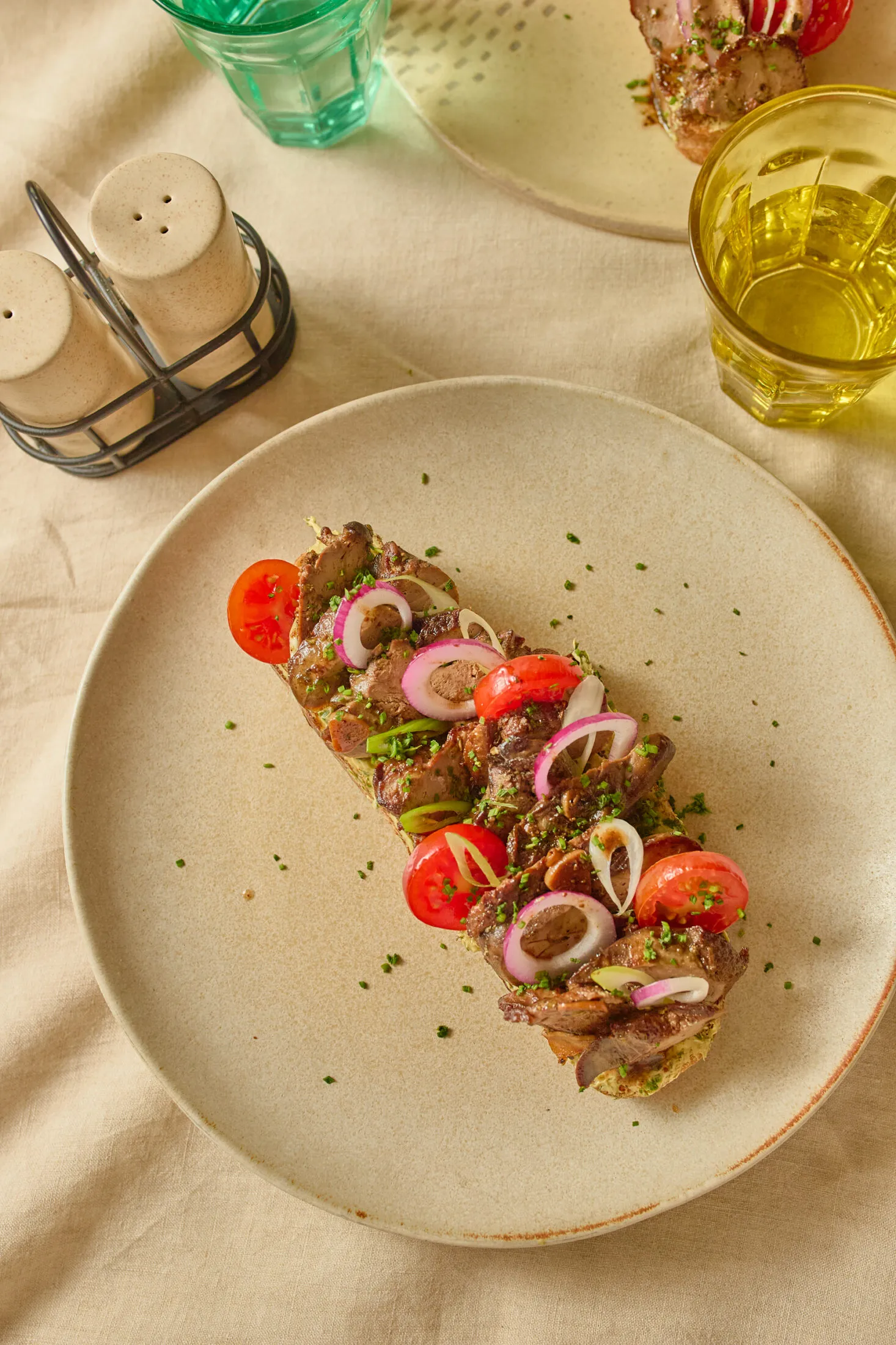 Libamájas szendvics lila hagymával