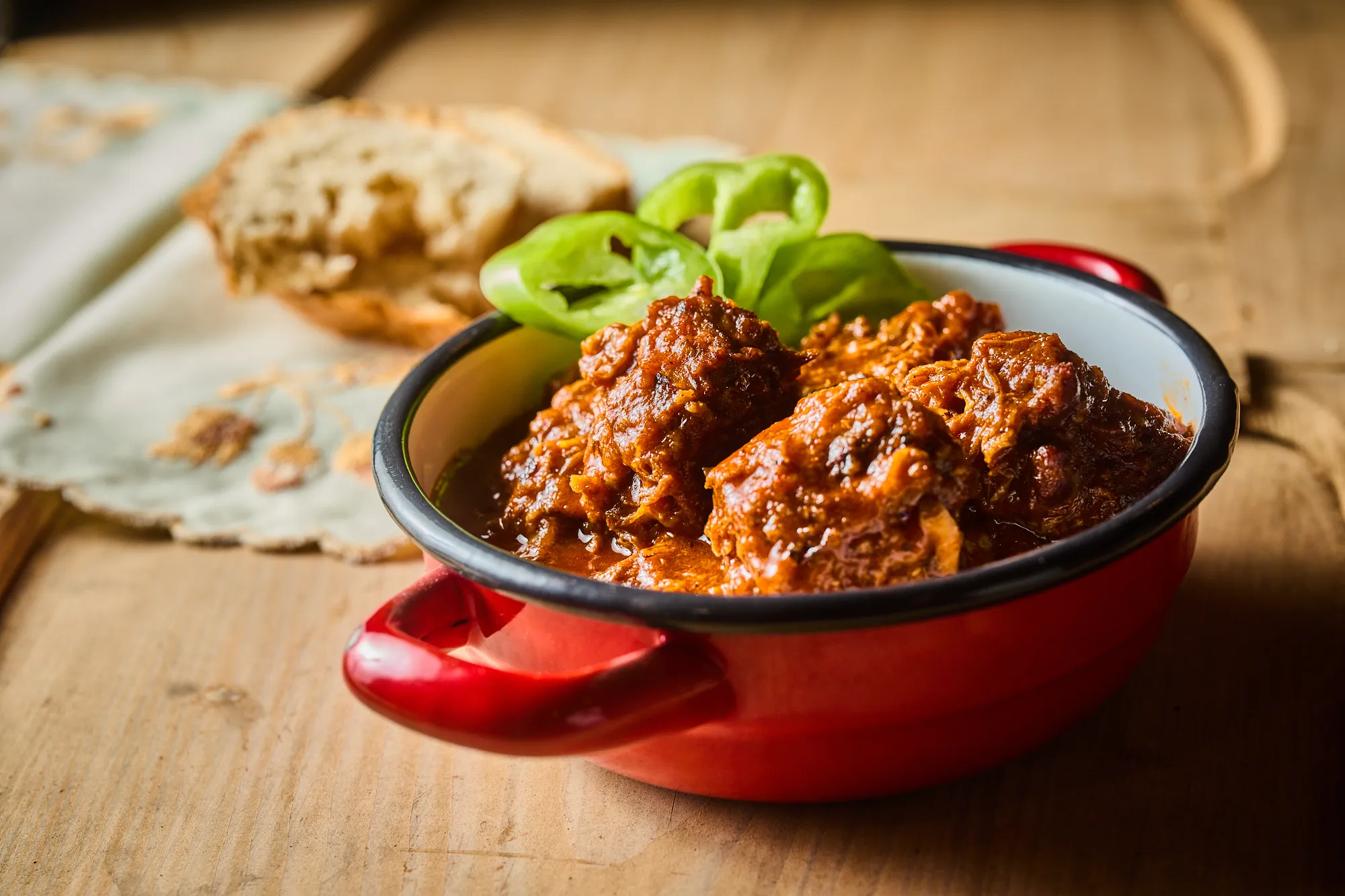 Libanyak pörkölt kenyérrel tálalva