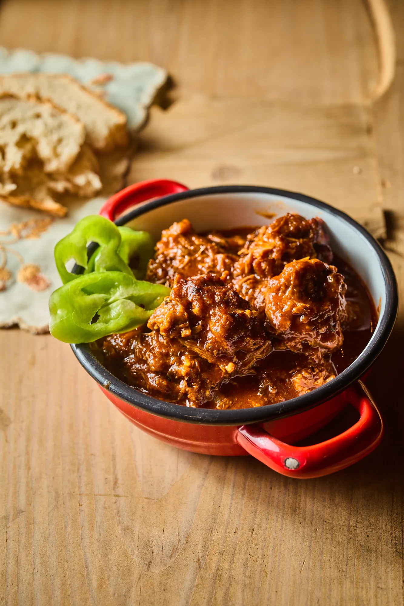 Libanyak pörkölt kenyérrel tálalva