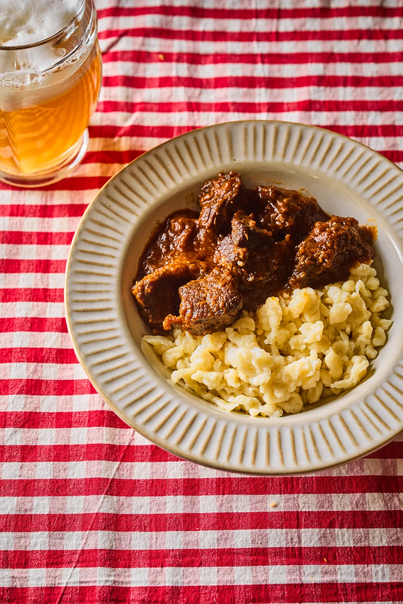 Marhanyak pörkölt nokedlivel