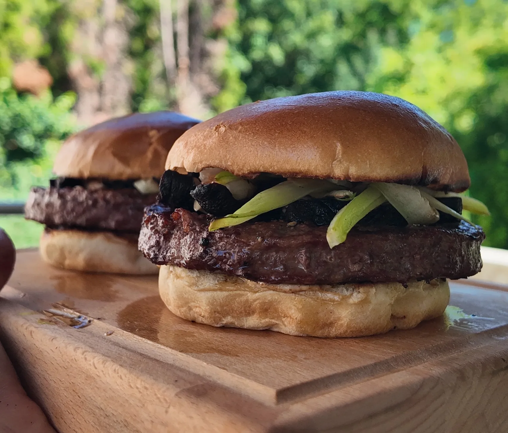 marinált shiitake gombás hamburger grillezett pak choi-jal