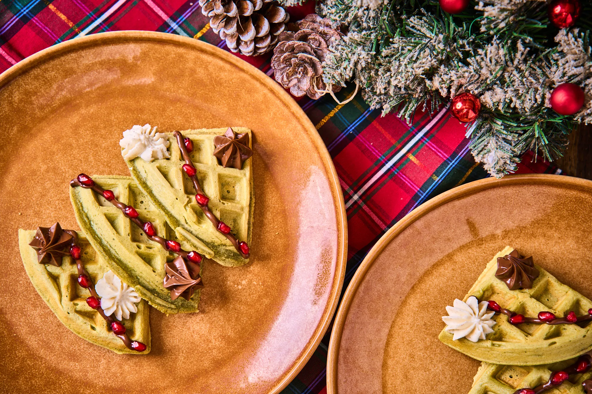 Matchás karácsonyfa gofri NUTELLA®-val