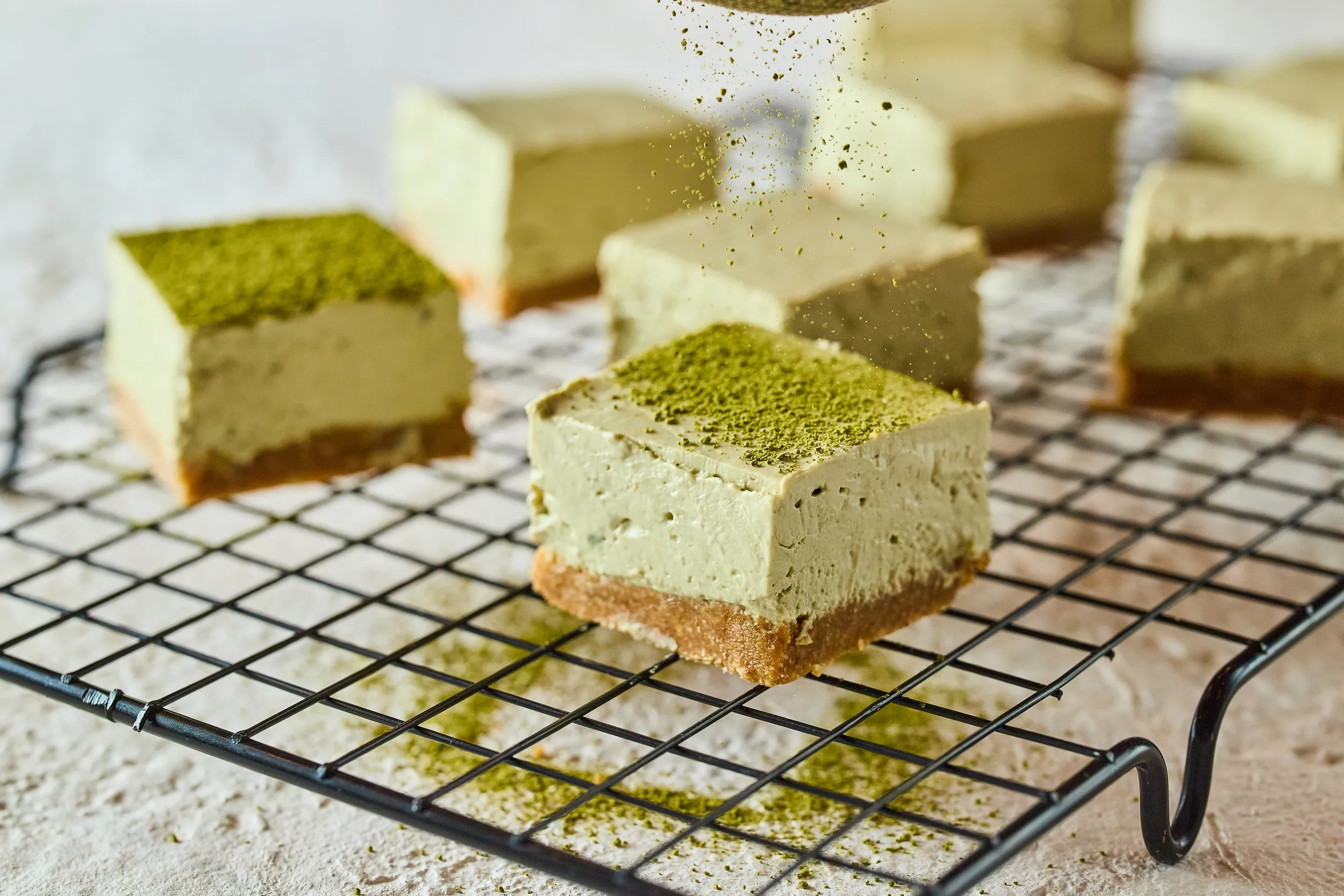 Matchás sajttorta kocka