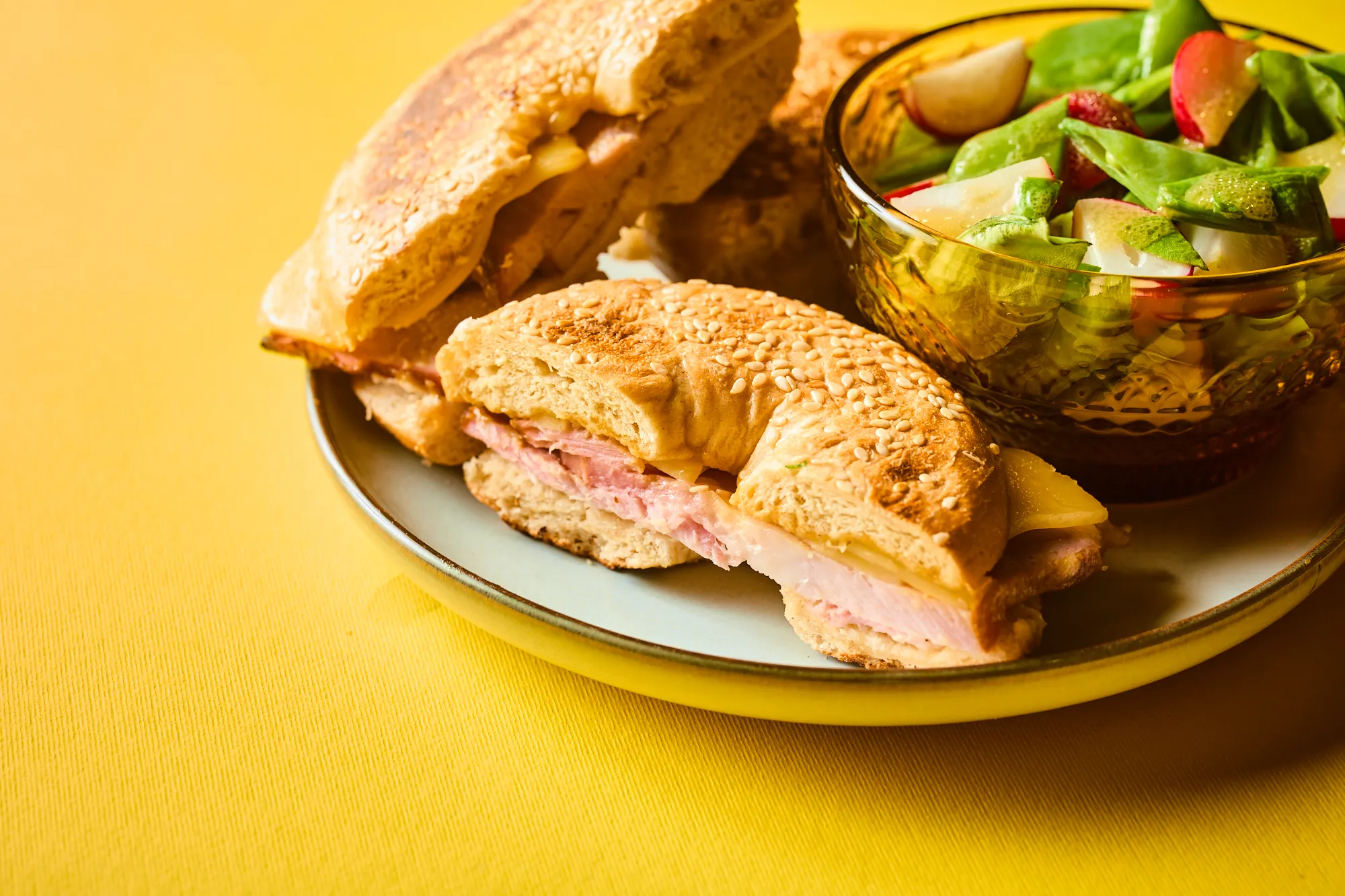 Sonkás smashed bagel tavaszi salátával