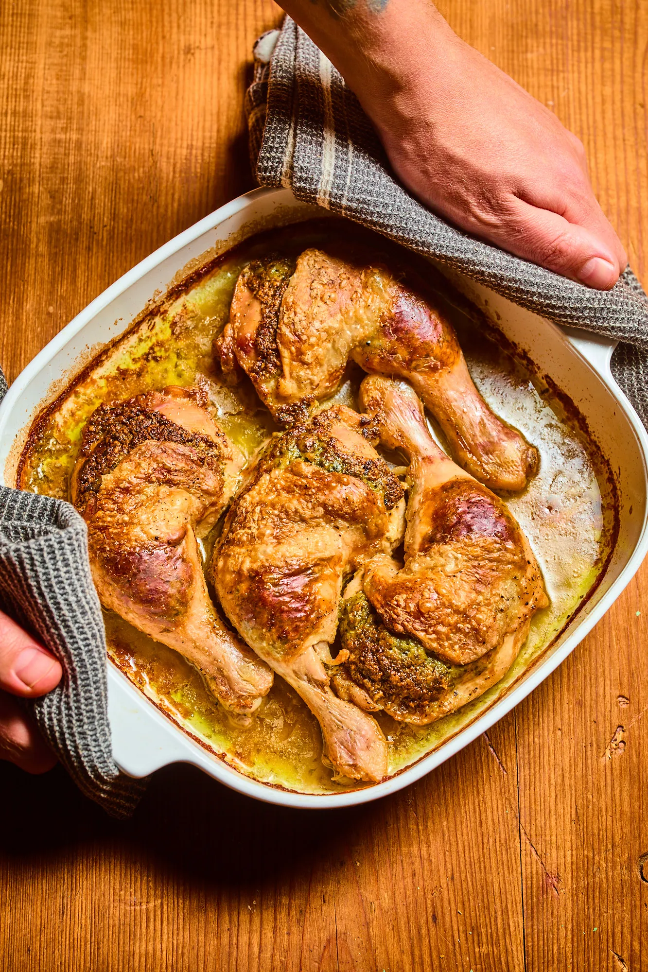 Medvehagymapesztós sült csirkecomb