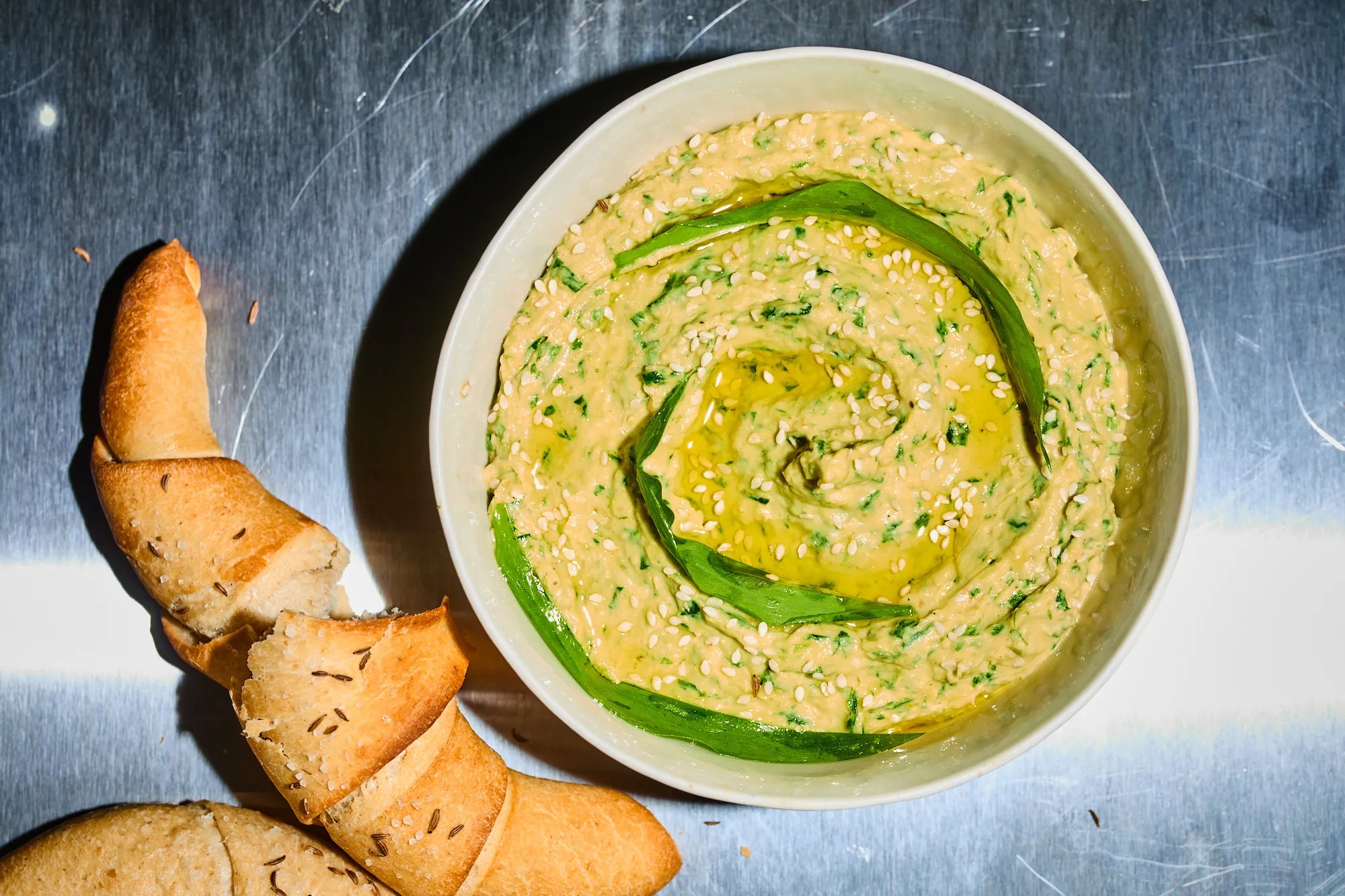 Medvehagymás humusz