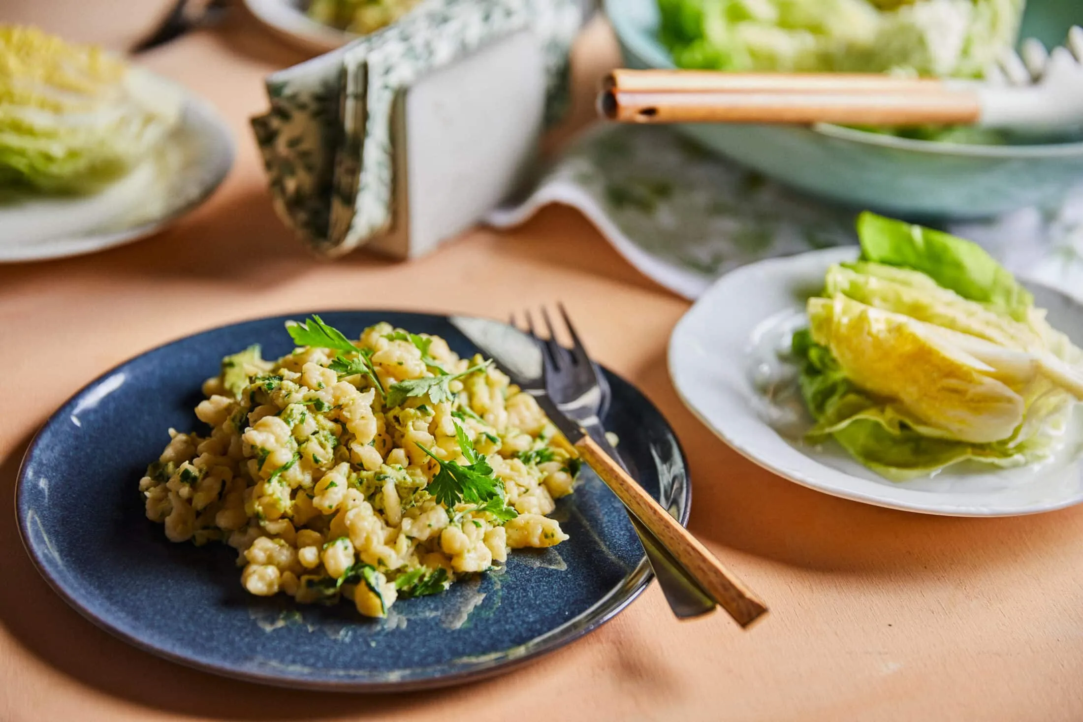 medvehagymas-tojasos-nokedli-fejes-salataval