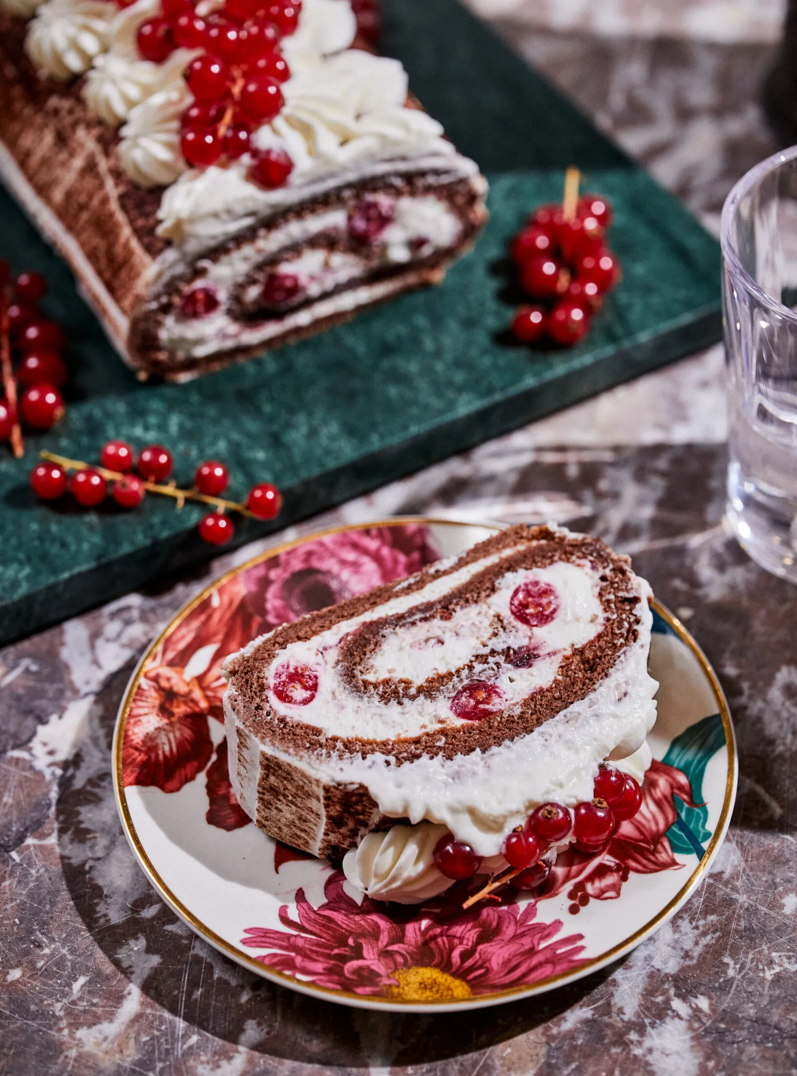 meggyes-ribizlis-piskotatekercs