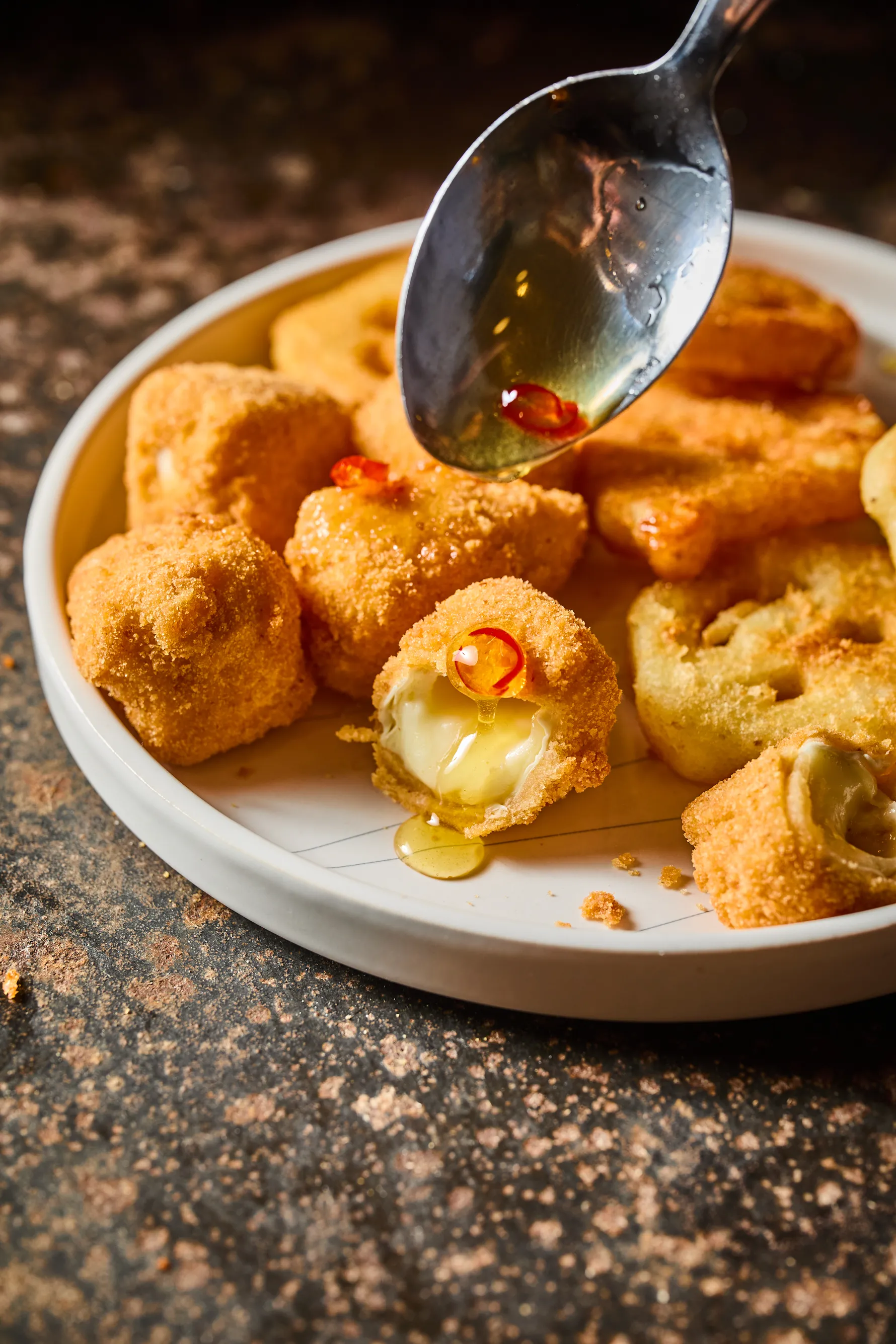 mezes-chilis-rantott-camambert-falatok-3