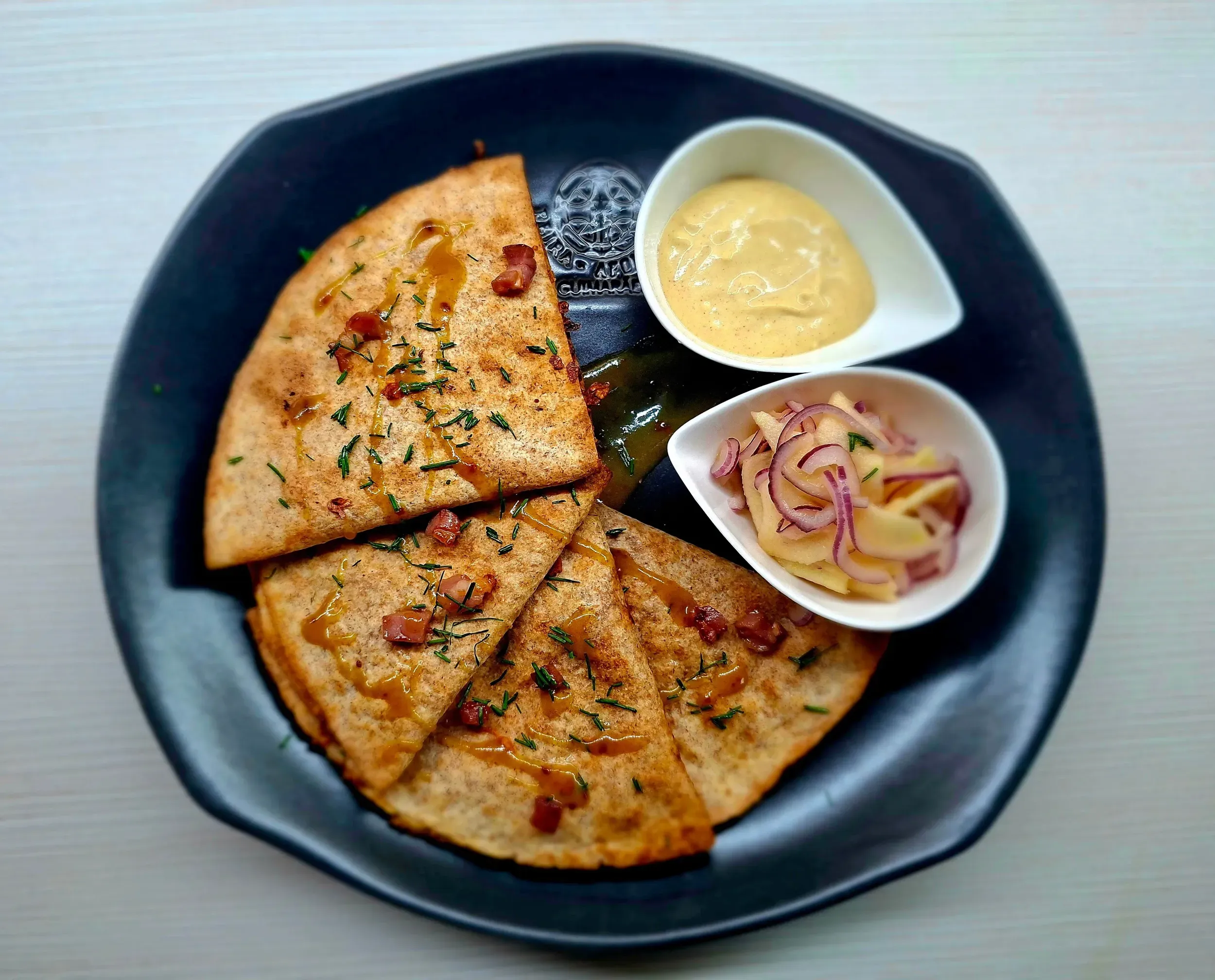 mézes-mustáros tortilla lila hagymás almasalátával és mustárlekvárral