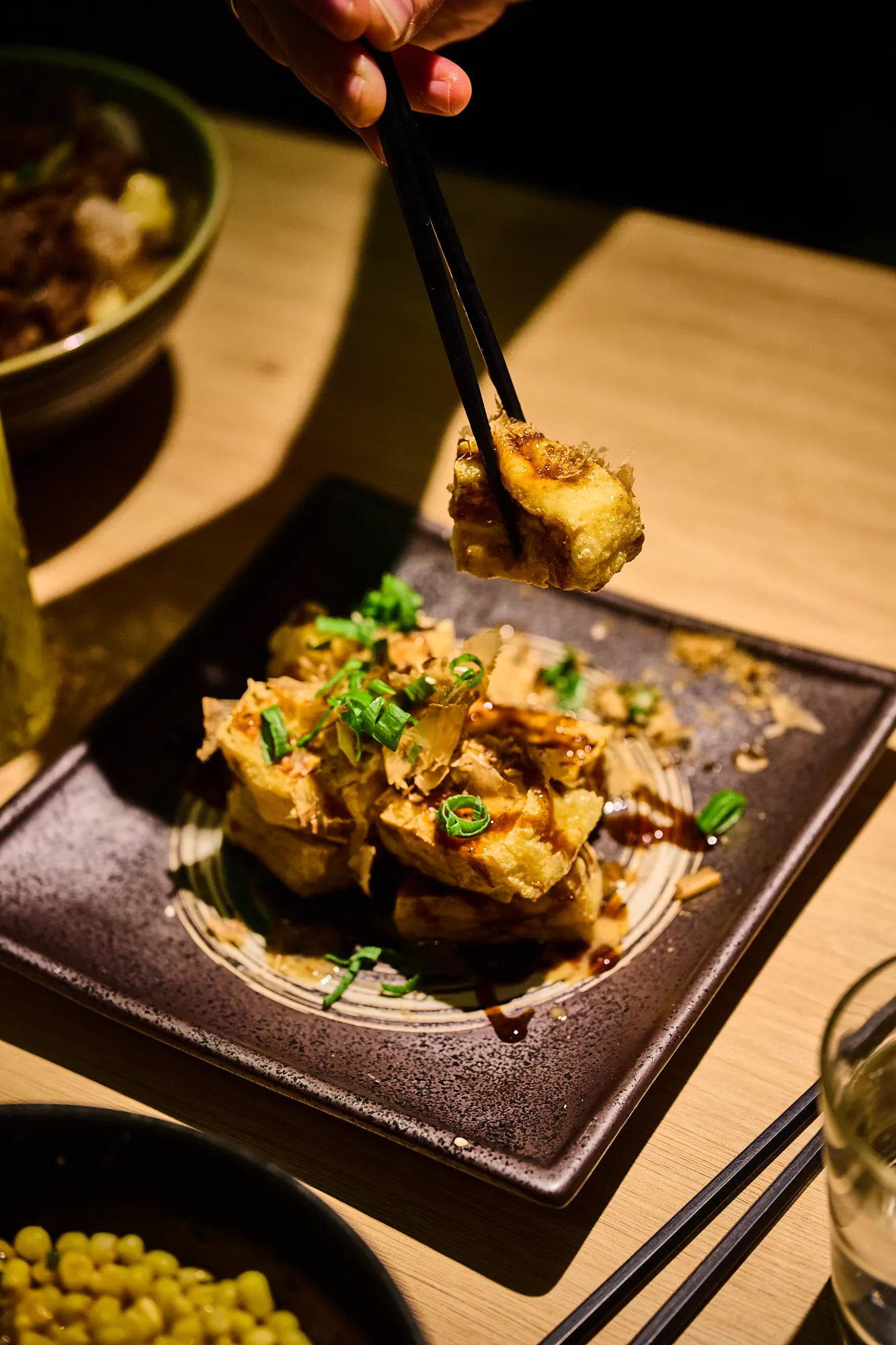 Rántott tofu újhagymával és okonomiyaki szósszal a Mori Ramen étlapjáról