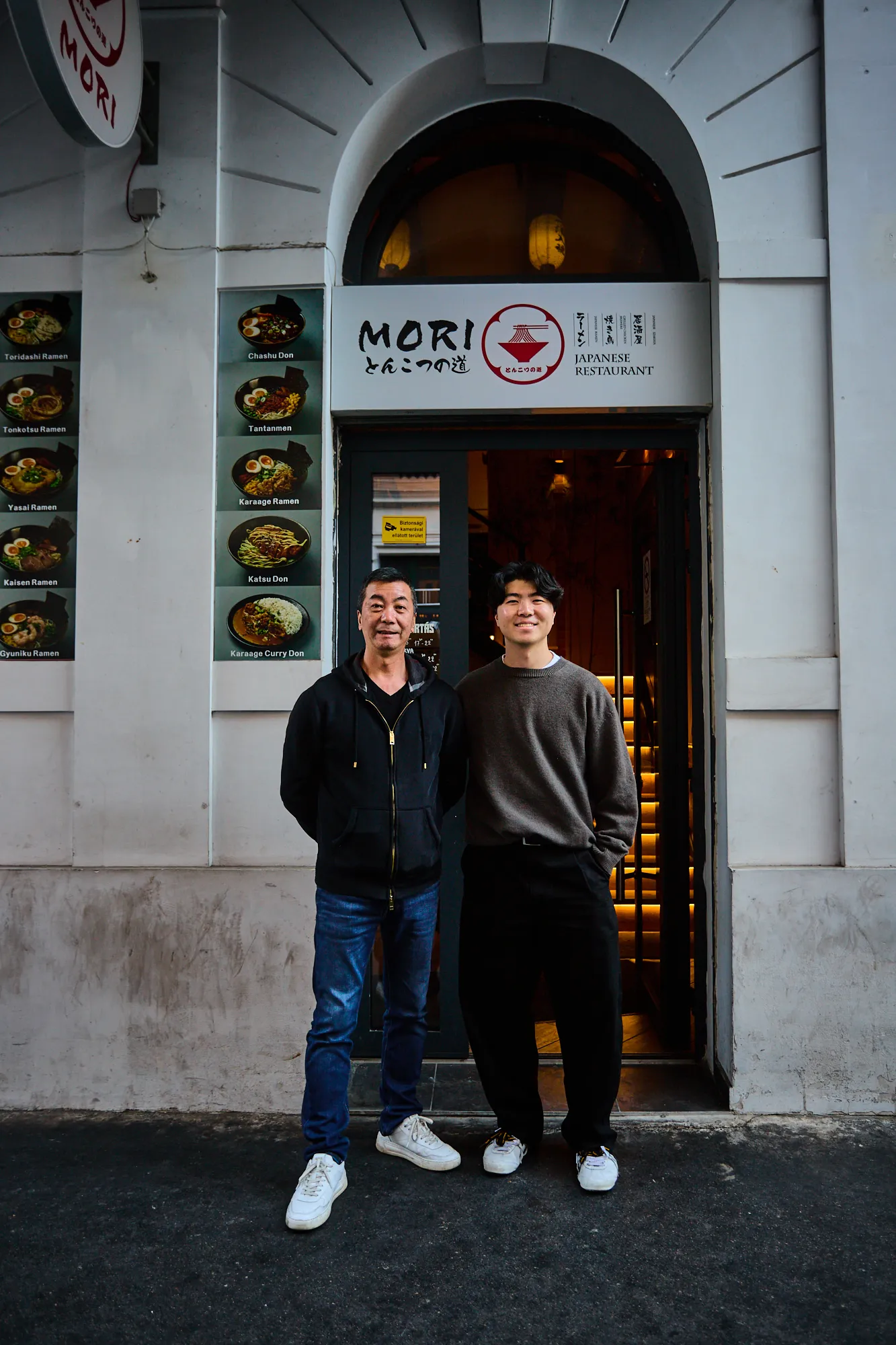 Chen és fia, Lin, a Mori Ramen előtt