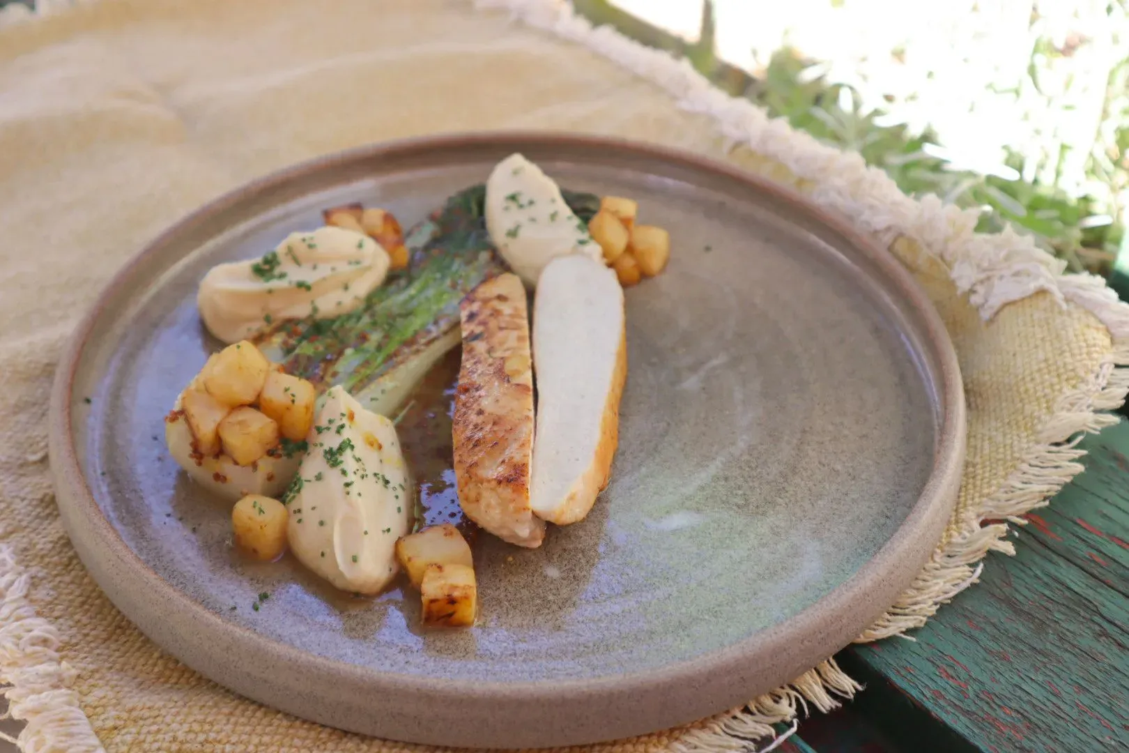 Mustáros pak choi saláta zellerrel és csirkemellel