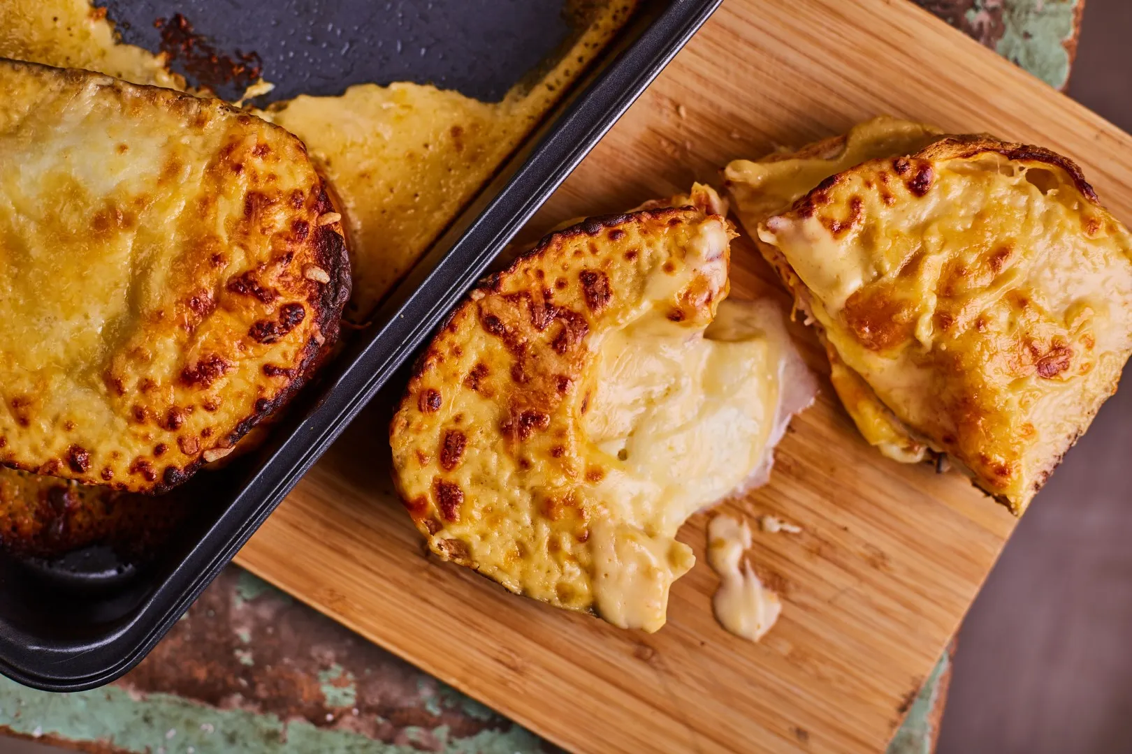 Nagyon sajtos szendvics tálalása